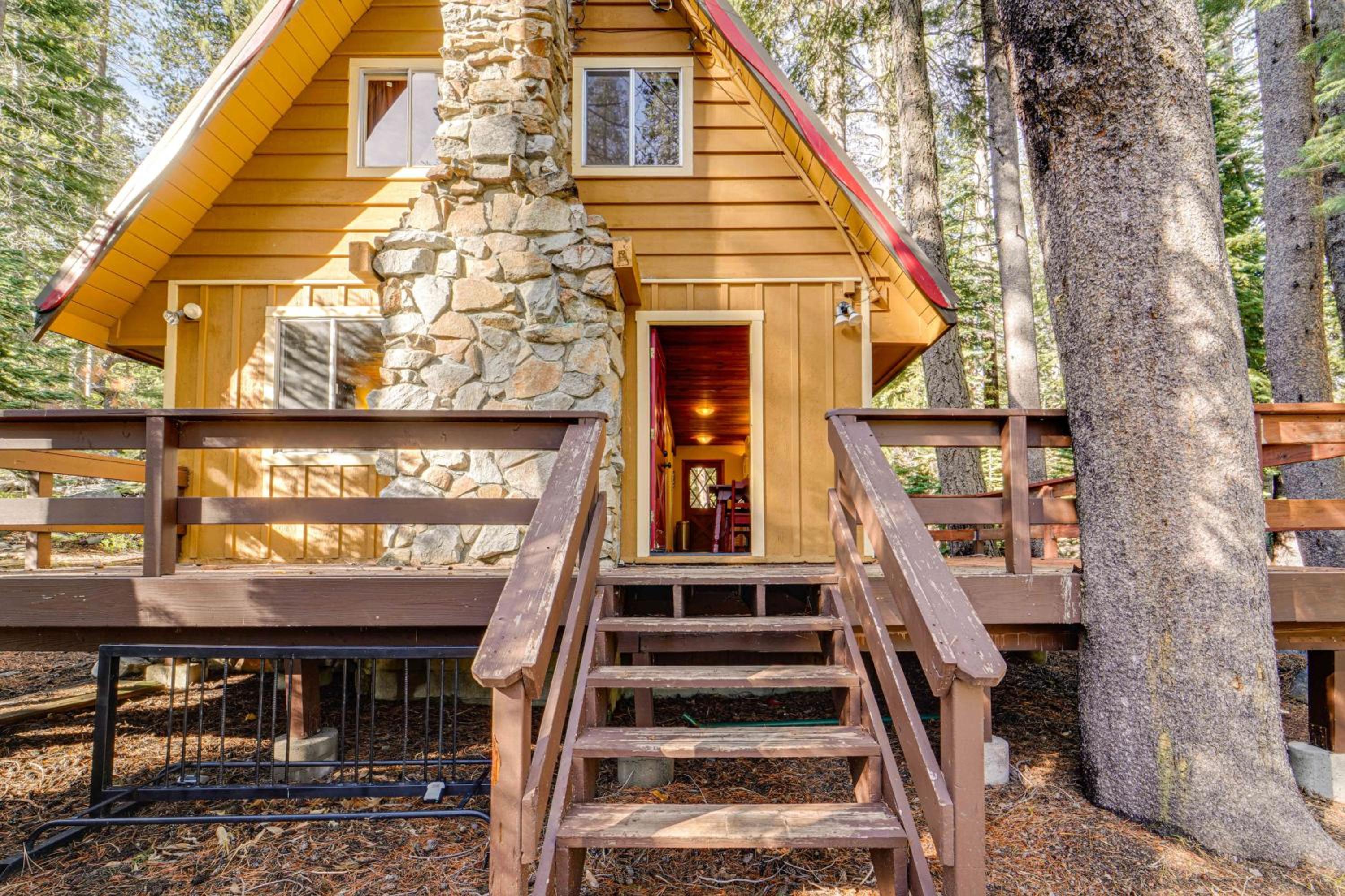 Near Slopes, Donner Lake and Trails! Woodsy Retreat