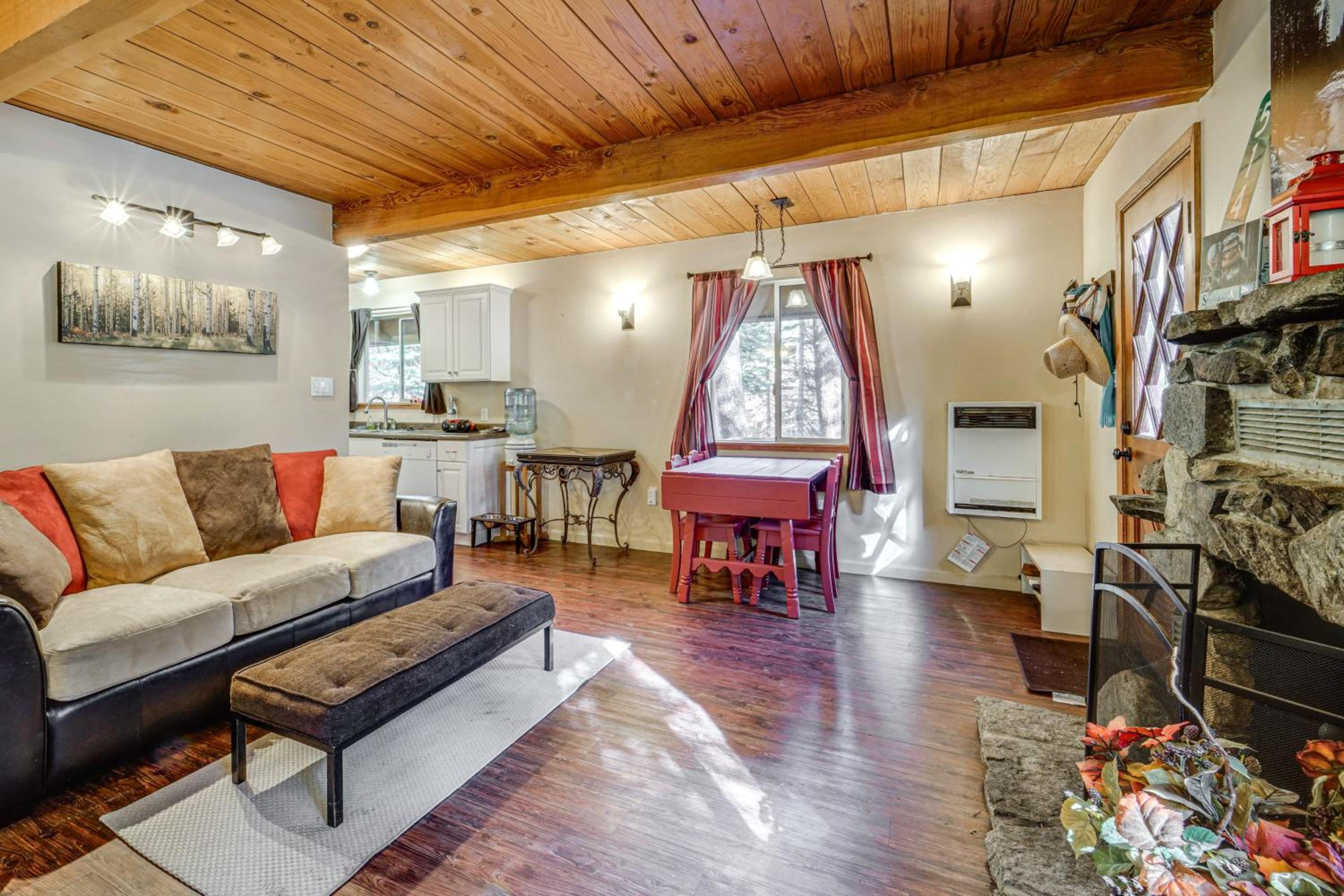 Near Slopes, Donner Lake and Trails! Woodsy Retreat