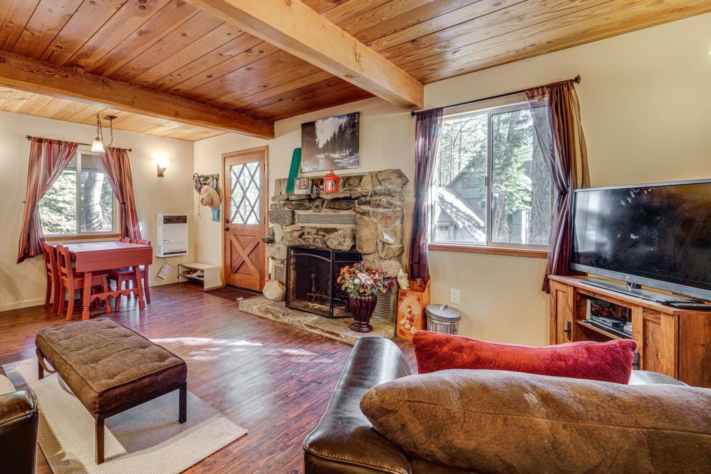 Near Slopes, Donner Lake and Trails! Woodsy Retreat