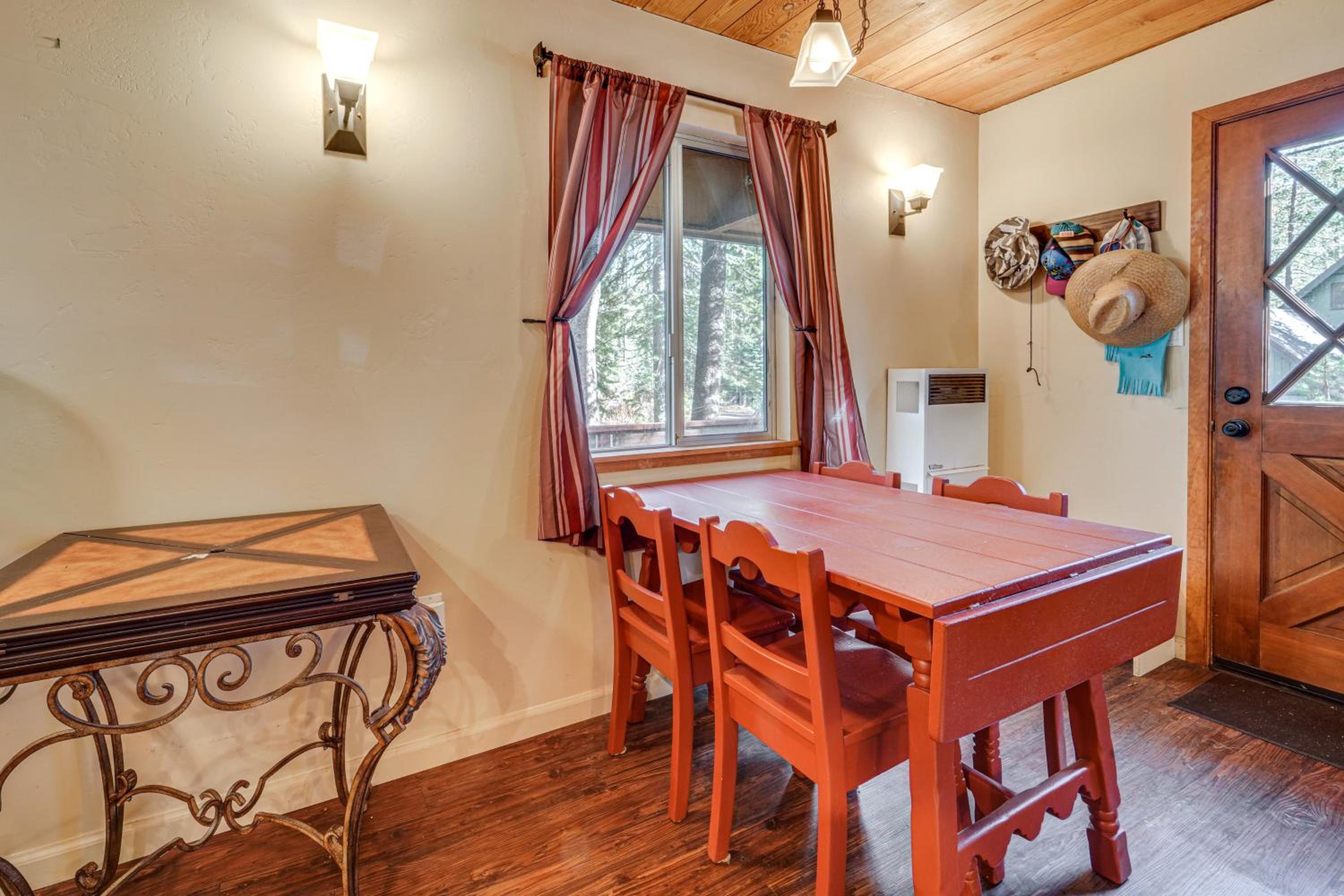 Near Slopes, Donner Lake and Trails! Woodsy Retreat