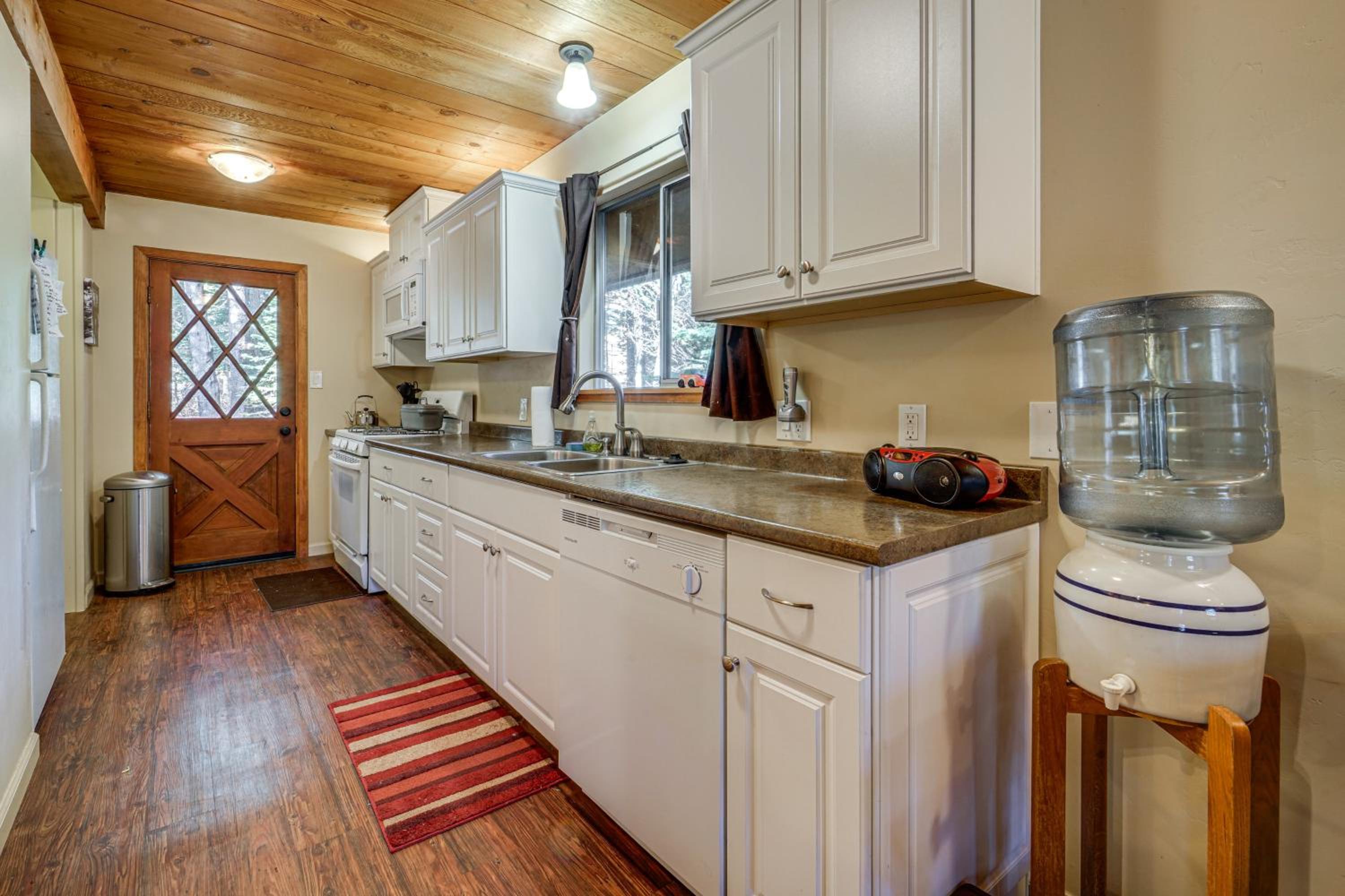 Near Slopes, Donner Lake and Trails! Woodsy Retreat