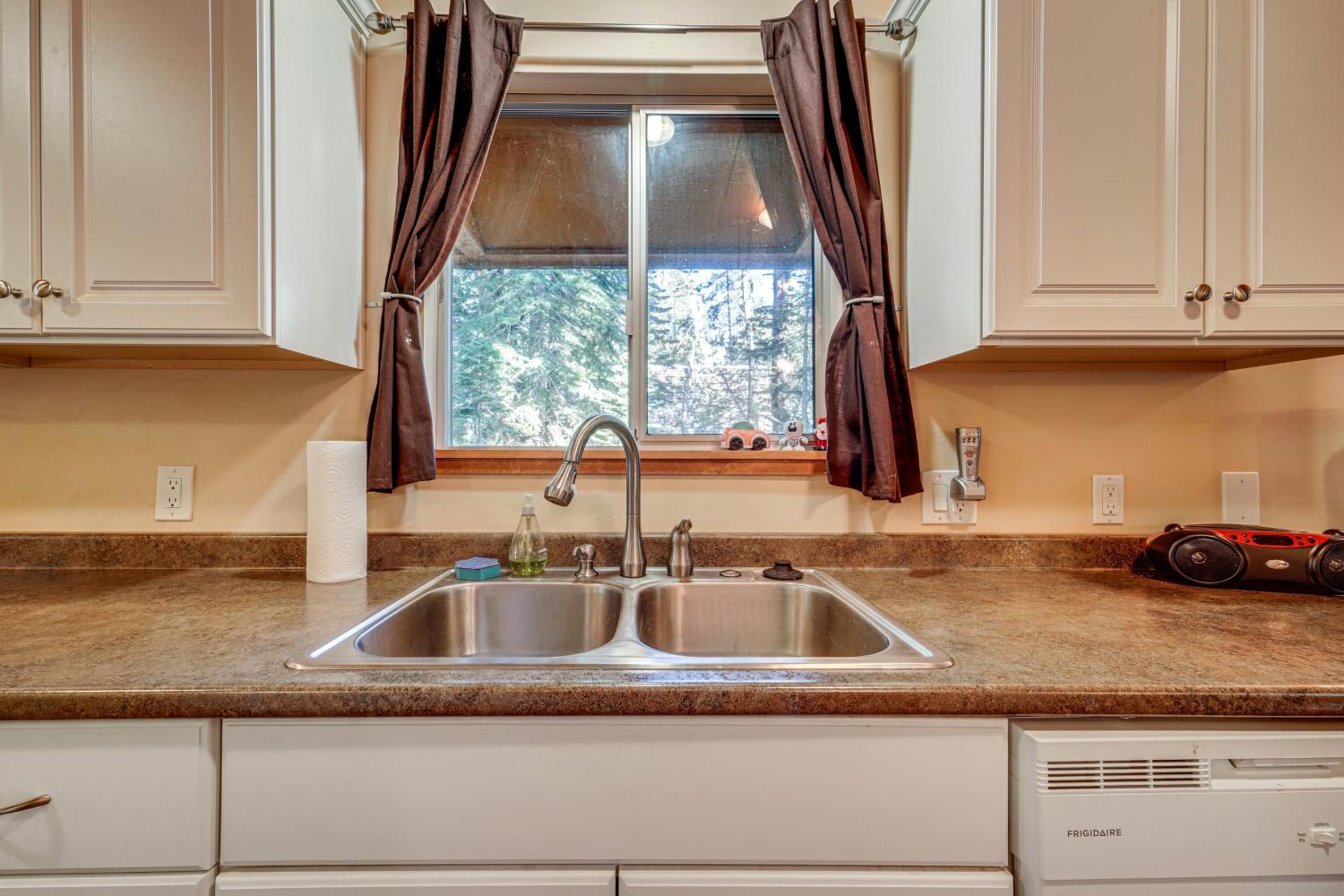 Near Slopes, Donner Lake and Trails! Woodsy Retreat