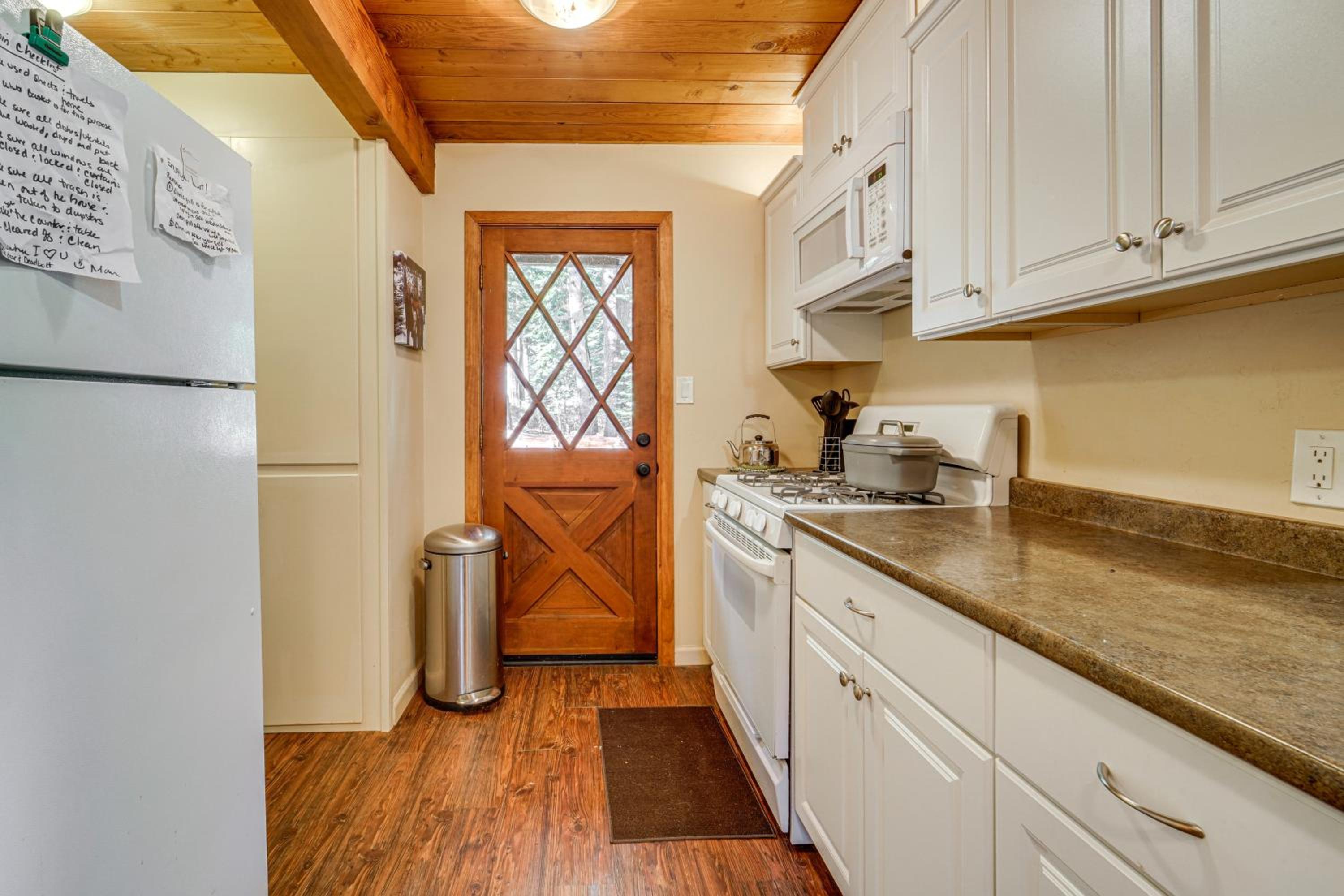 Near Slopes, Donner Lake and Trails! Woodsy Retreat