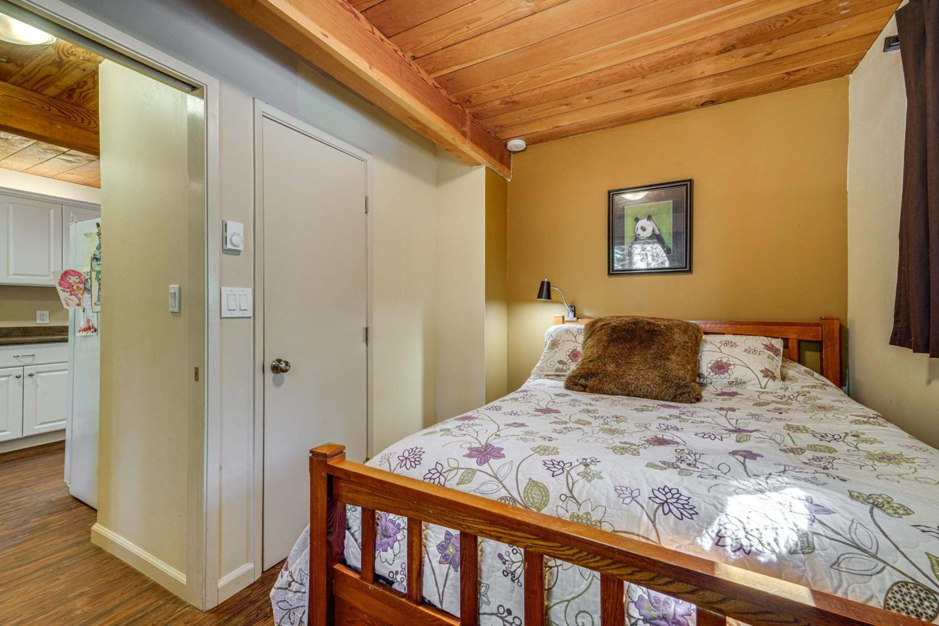 Near Slopes, Donner Lake and Trails! Woodsy Retreat