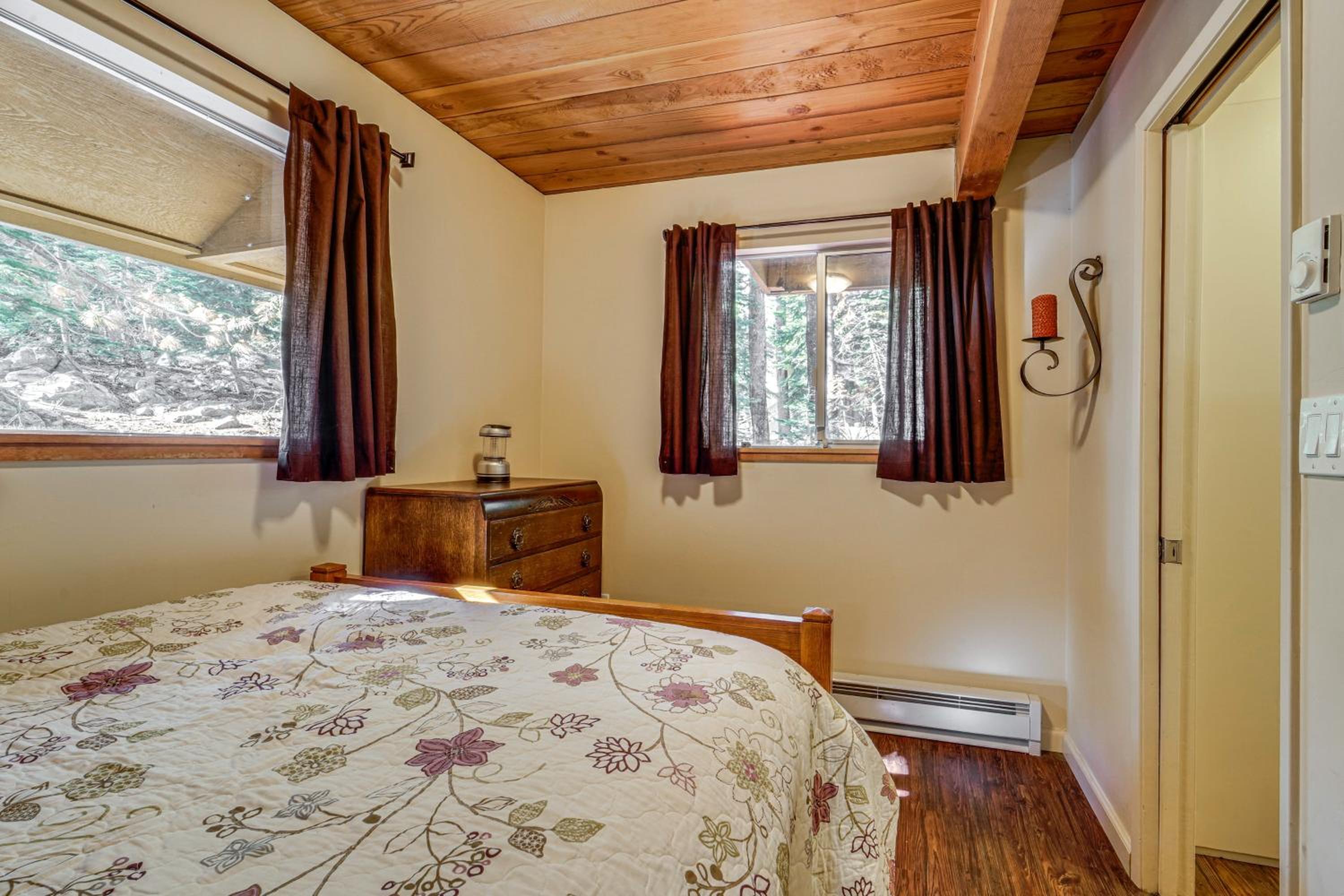 Near Slopes, Donner Lake and Trails! Woodsy Retreat
