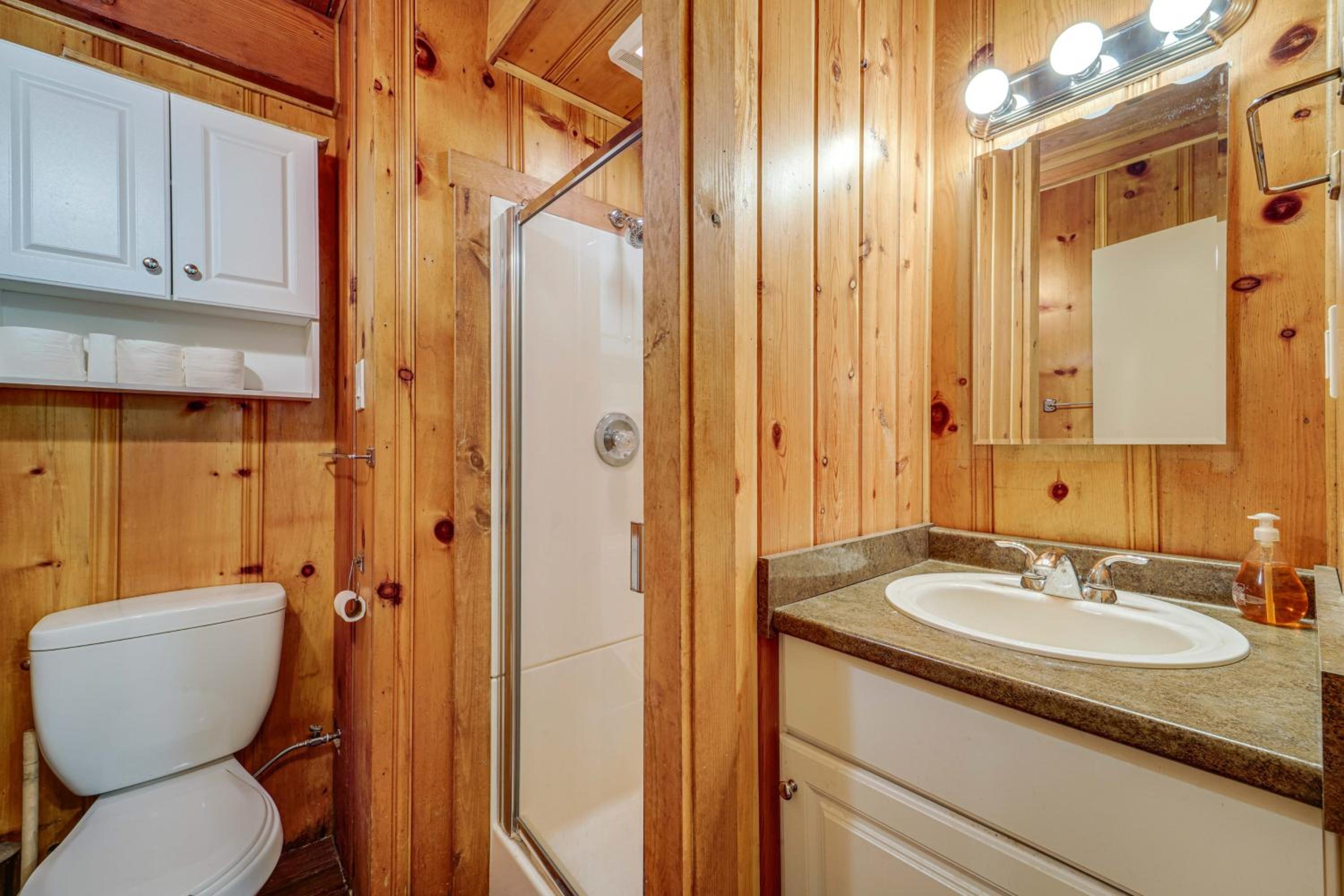 Near Slopes, Donner Lake and Trails! Woodsy Retreat