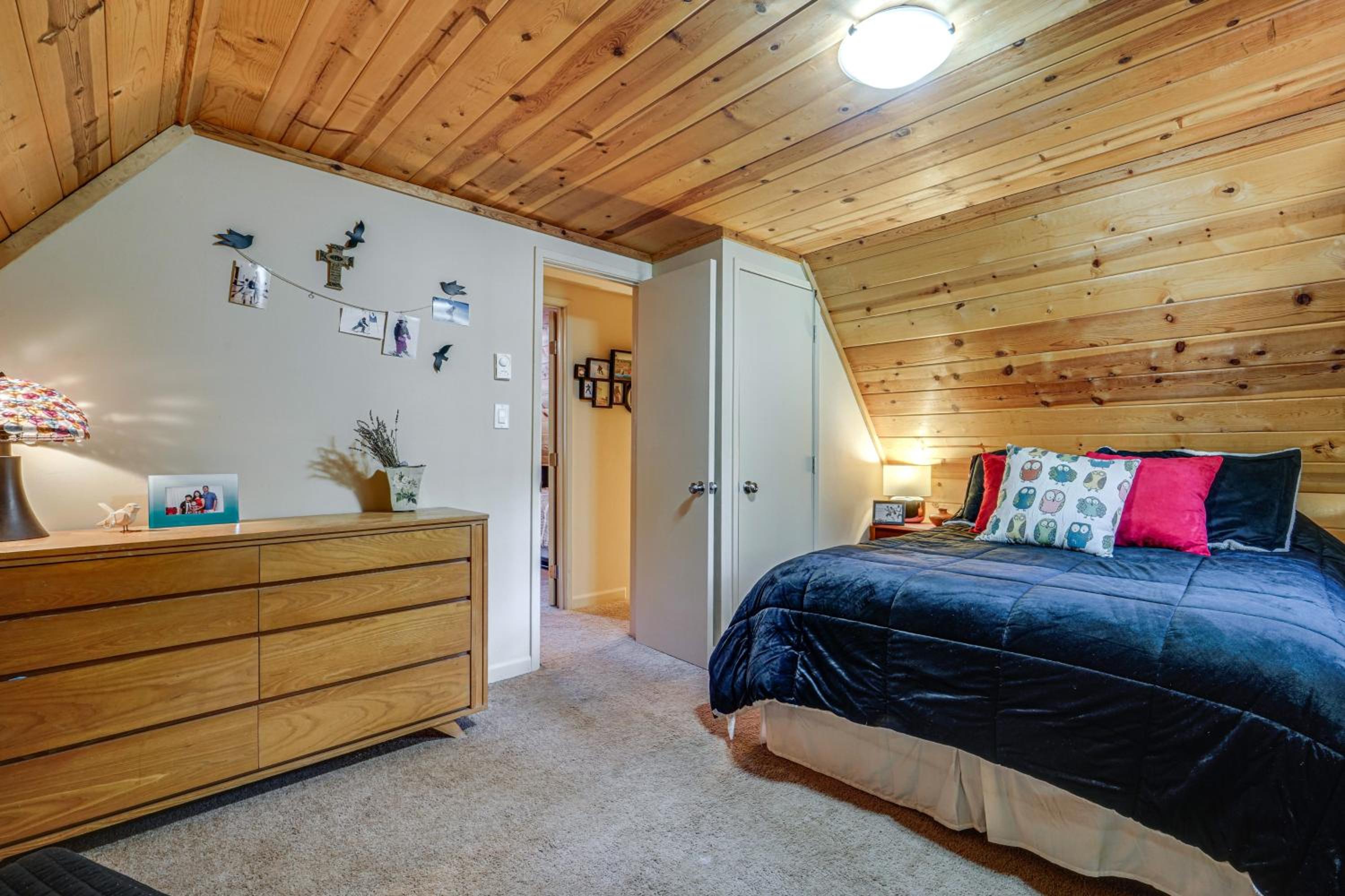 Near Slopes, Donner Lake and Trails! Woodsy Retreat
