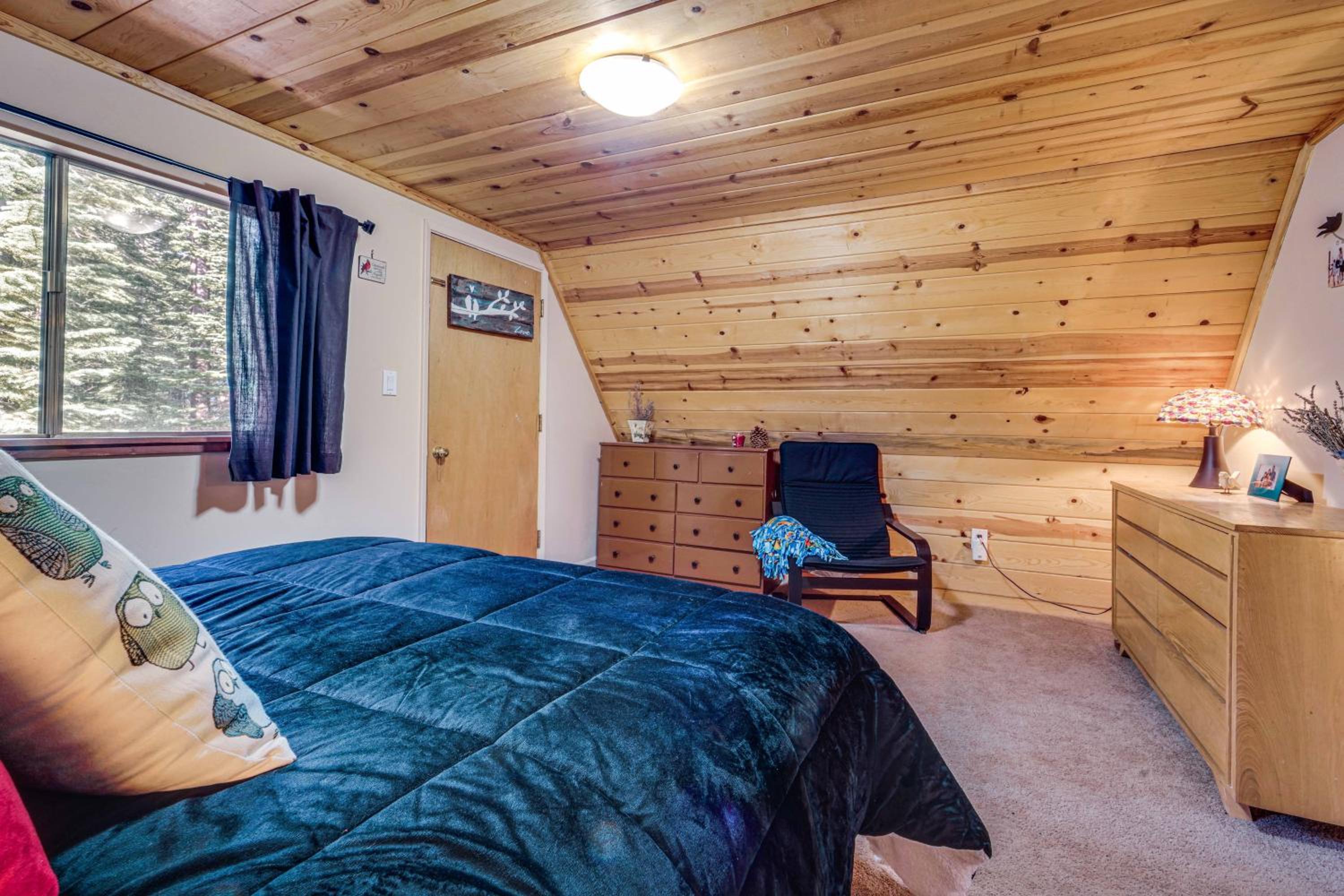 Near Slopes, Donner Lake and Trails! Woodsy Retreat