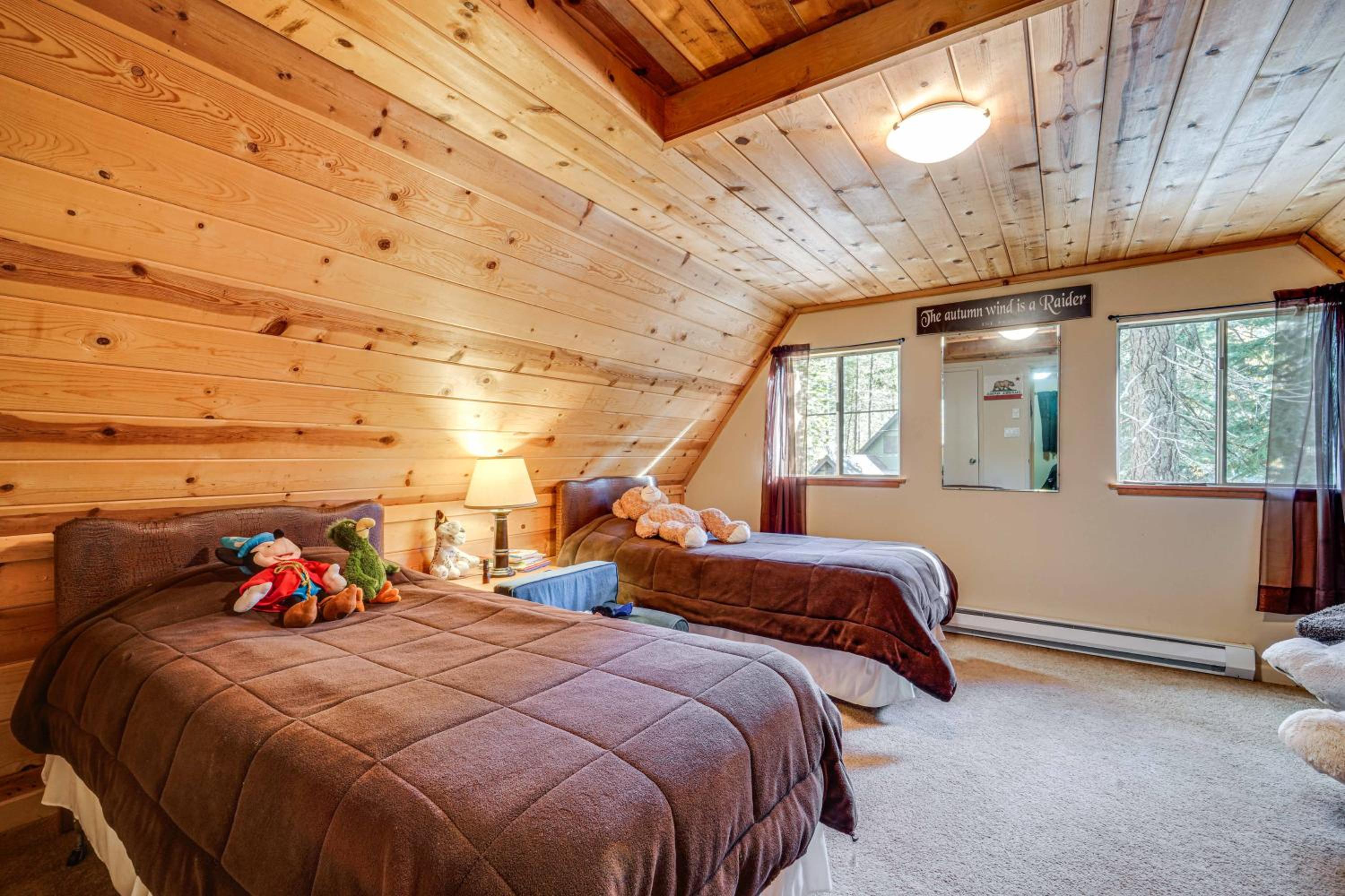 Near Slopes, Donner Lake and Trails! Woodsy Retreat