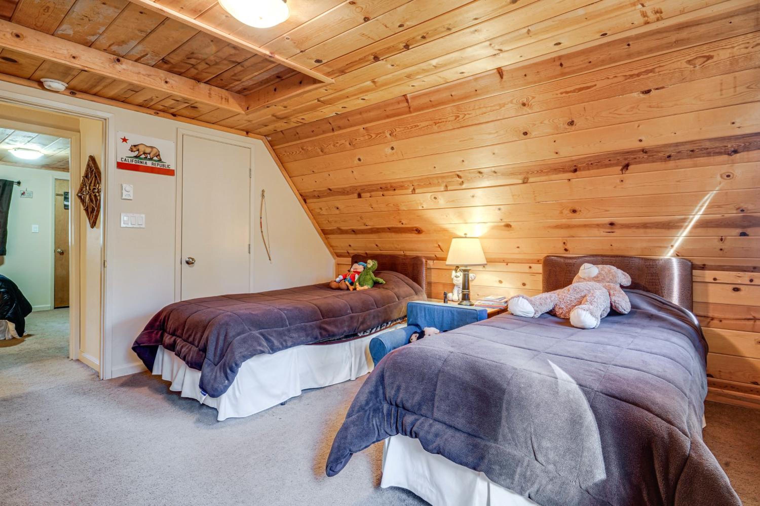 Near Slopes, Donner Lake and Trails! Woodsy Retreat
