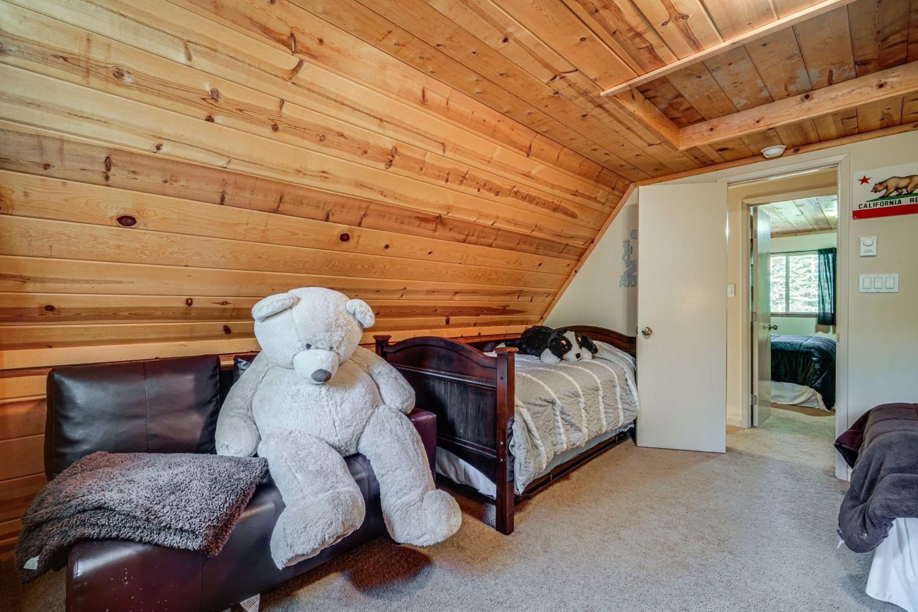 Near Slopes, Donner Lake and Trails! Woodsy Retreat