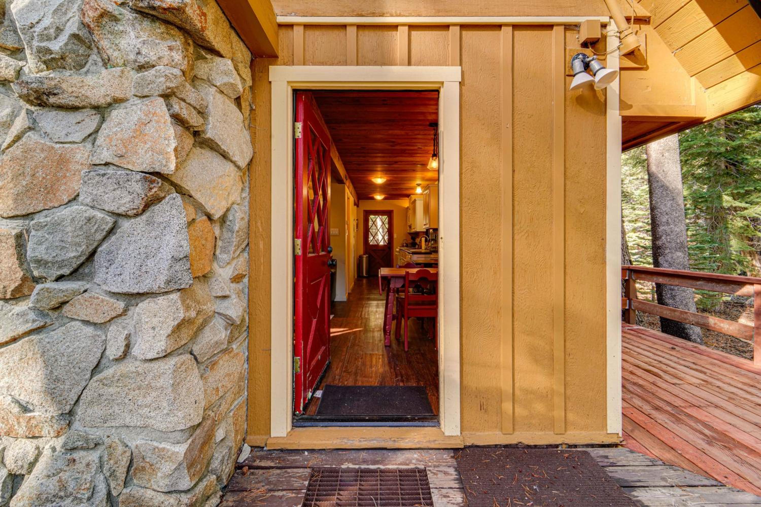 Near Slopes, Donner Lake and Trails! Woodsy Retreat