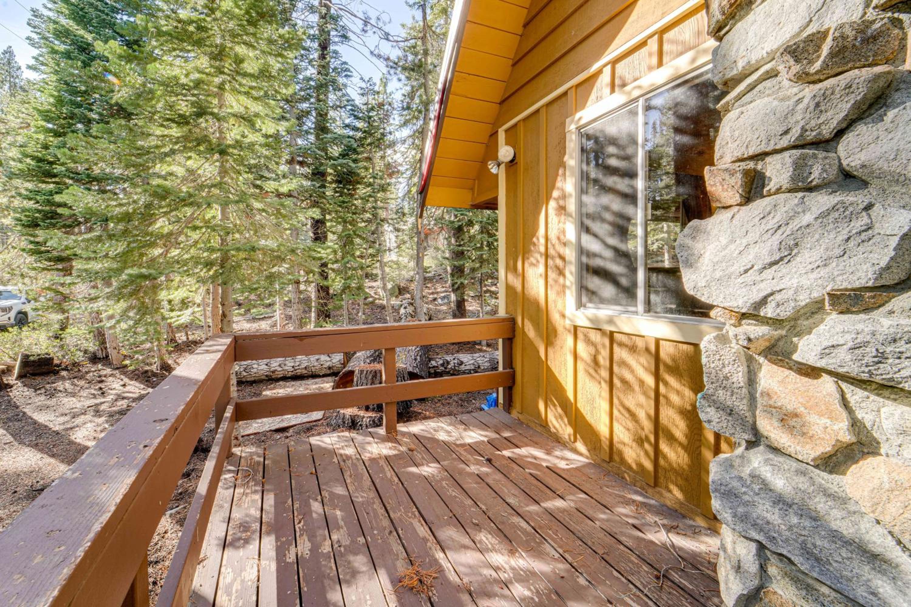 Near Slopes, Donner Lake and Trails! Woodsy Retreat
