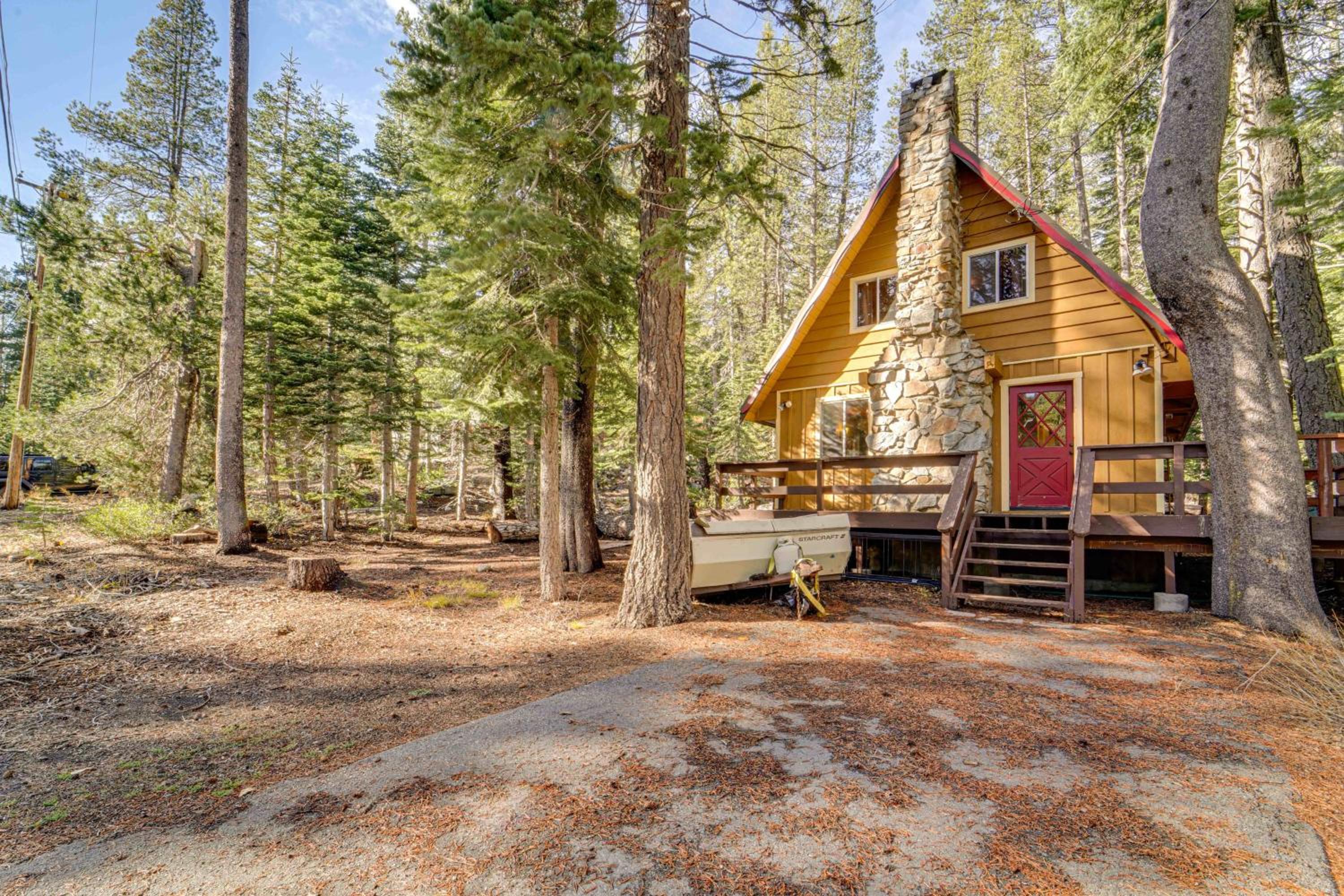 Near Slopes, Donner Lake and Trails! Woodsy Retreat