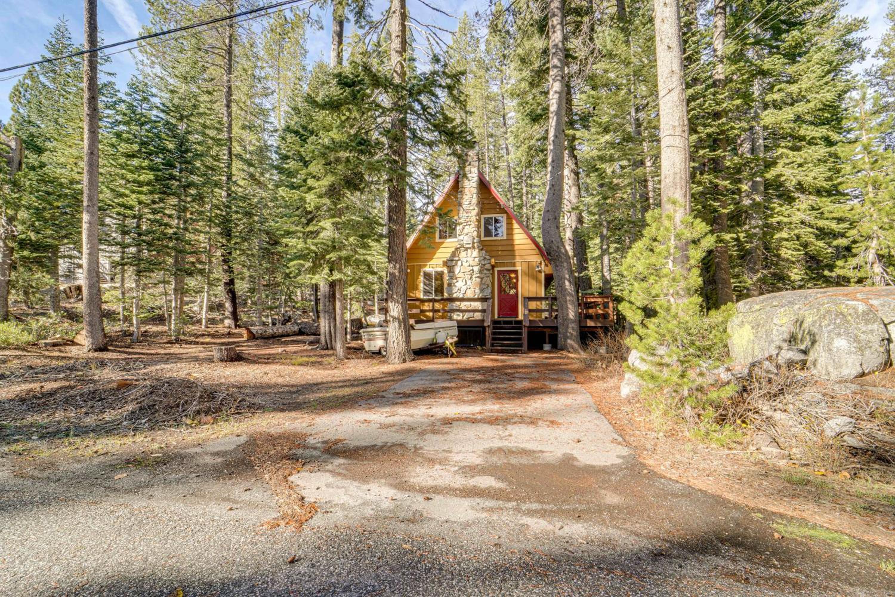 Near Slopes, Donner Lake and Trails! Woodsy Retreat