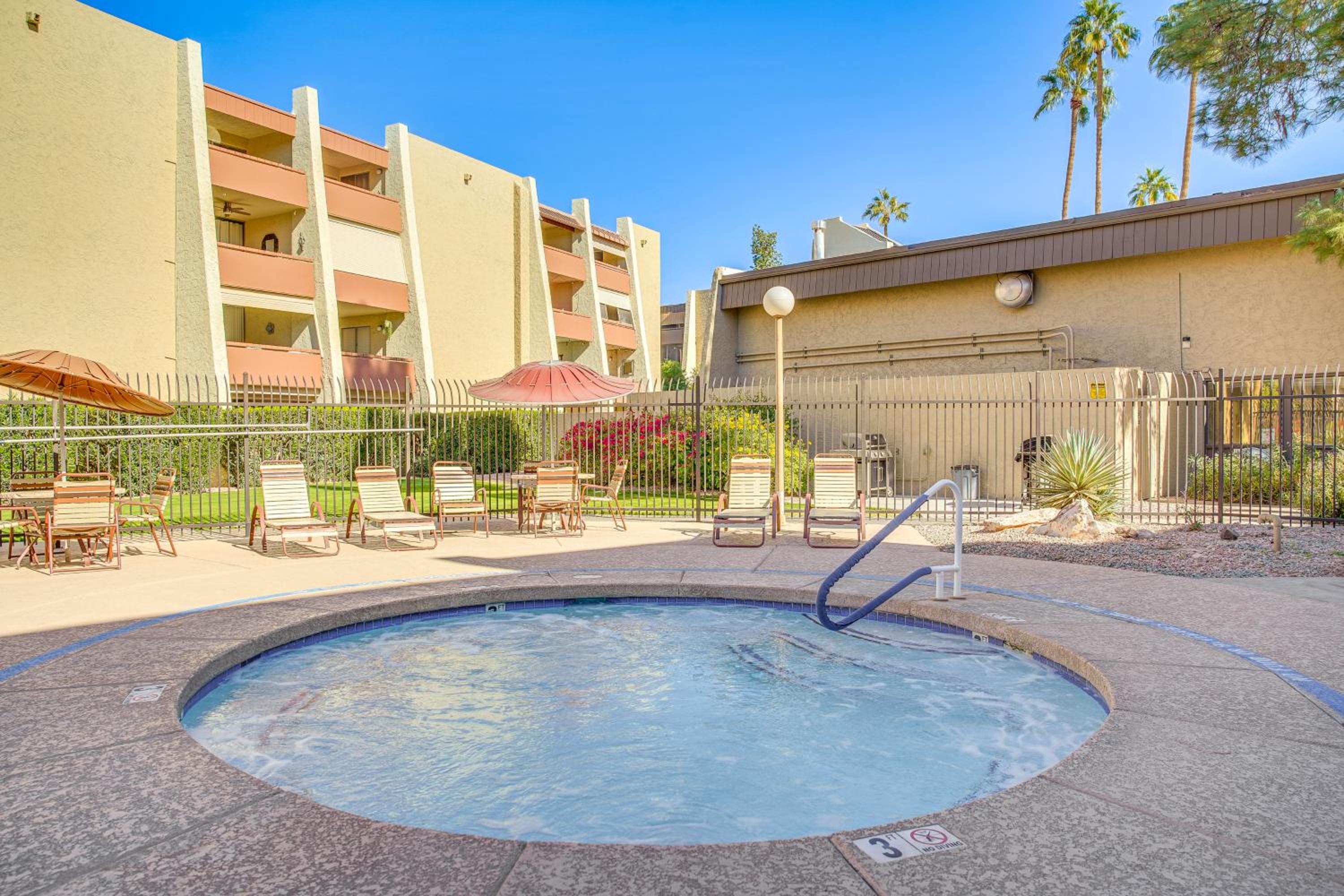 Less Than 1 Mi to Fashion Square Condo with Community Perks