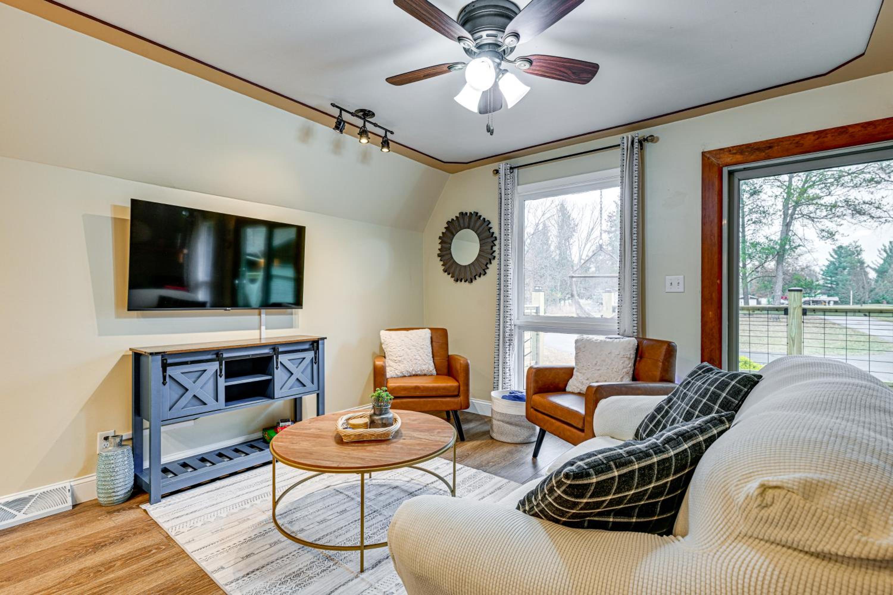 Cozy A-Frame Cabin Steps to Lake Camelot Beach!