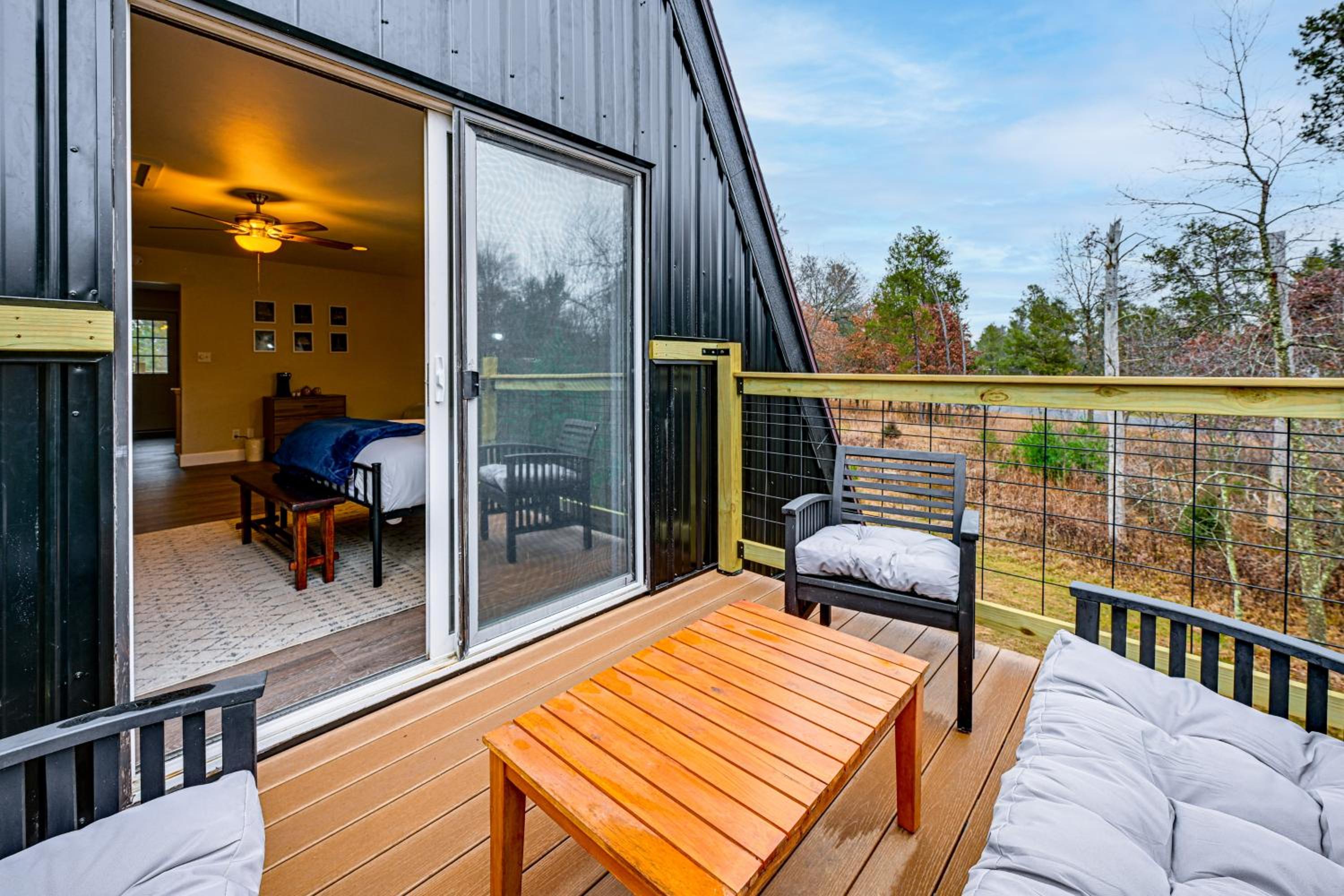 Cozy A-Frame Cabin Steps to Lake Camelot Beach!