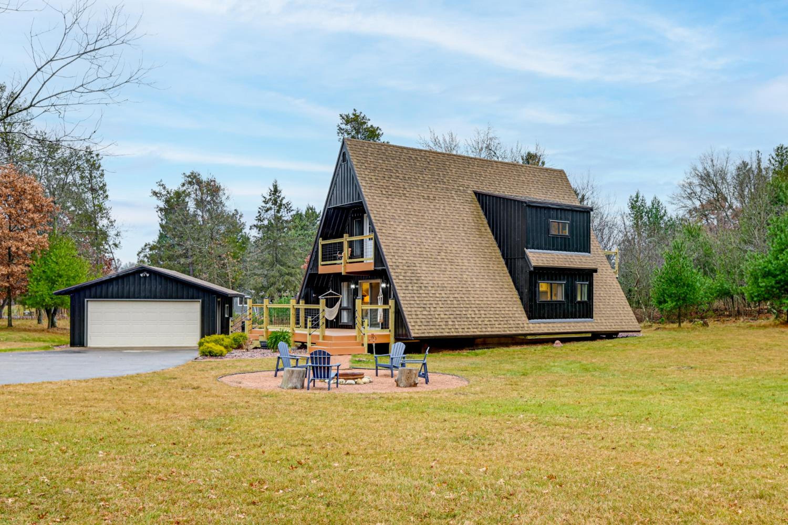 Cozy A-Frame Cabin Steps to Lake Camelot Beach!