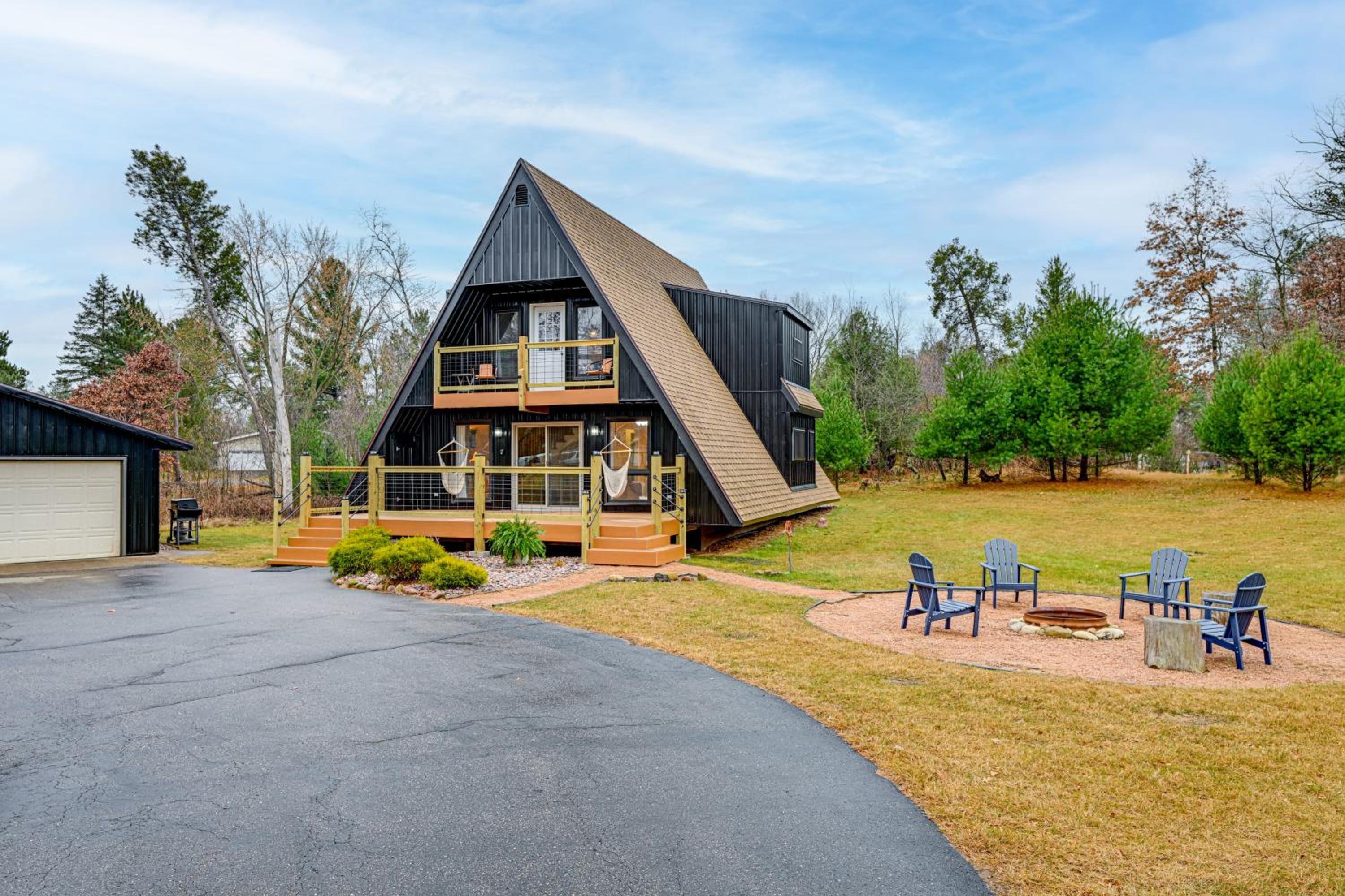 Cozy A-Frame Cabin Steps to Lake Camelot Beach!