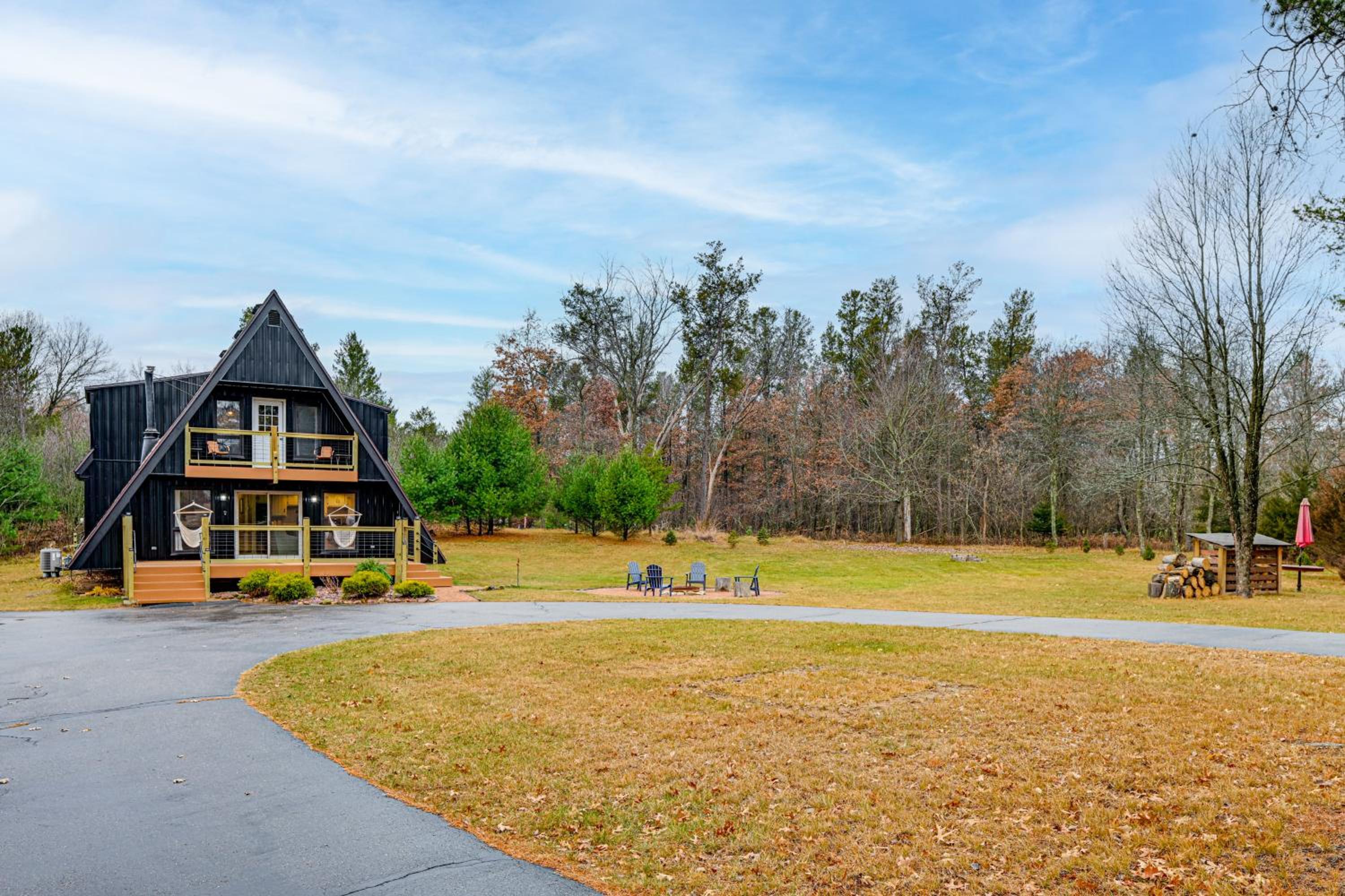 Cozy A-Frame Cabin Steps to Lake Camelot Beach!