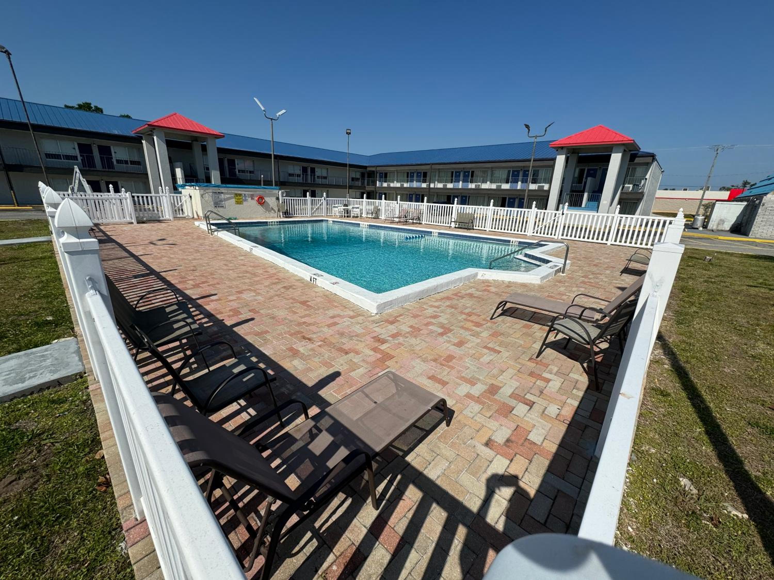 Englewood Inn & Suites