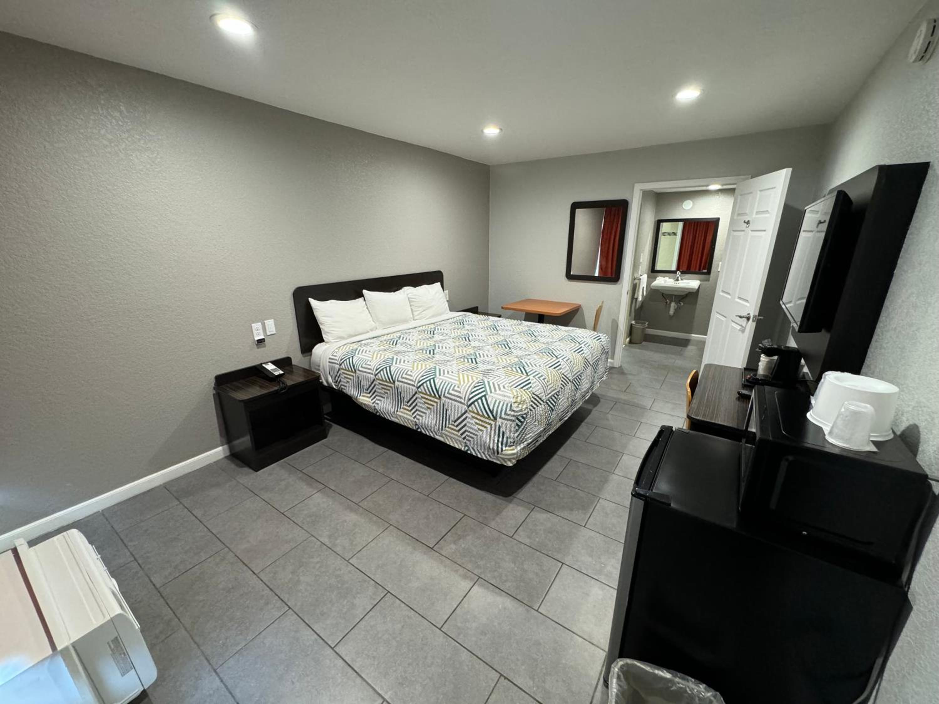 Englewood Inn & Suites