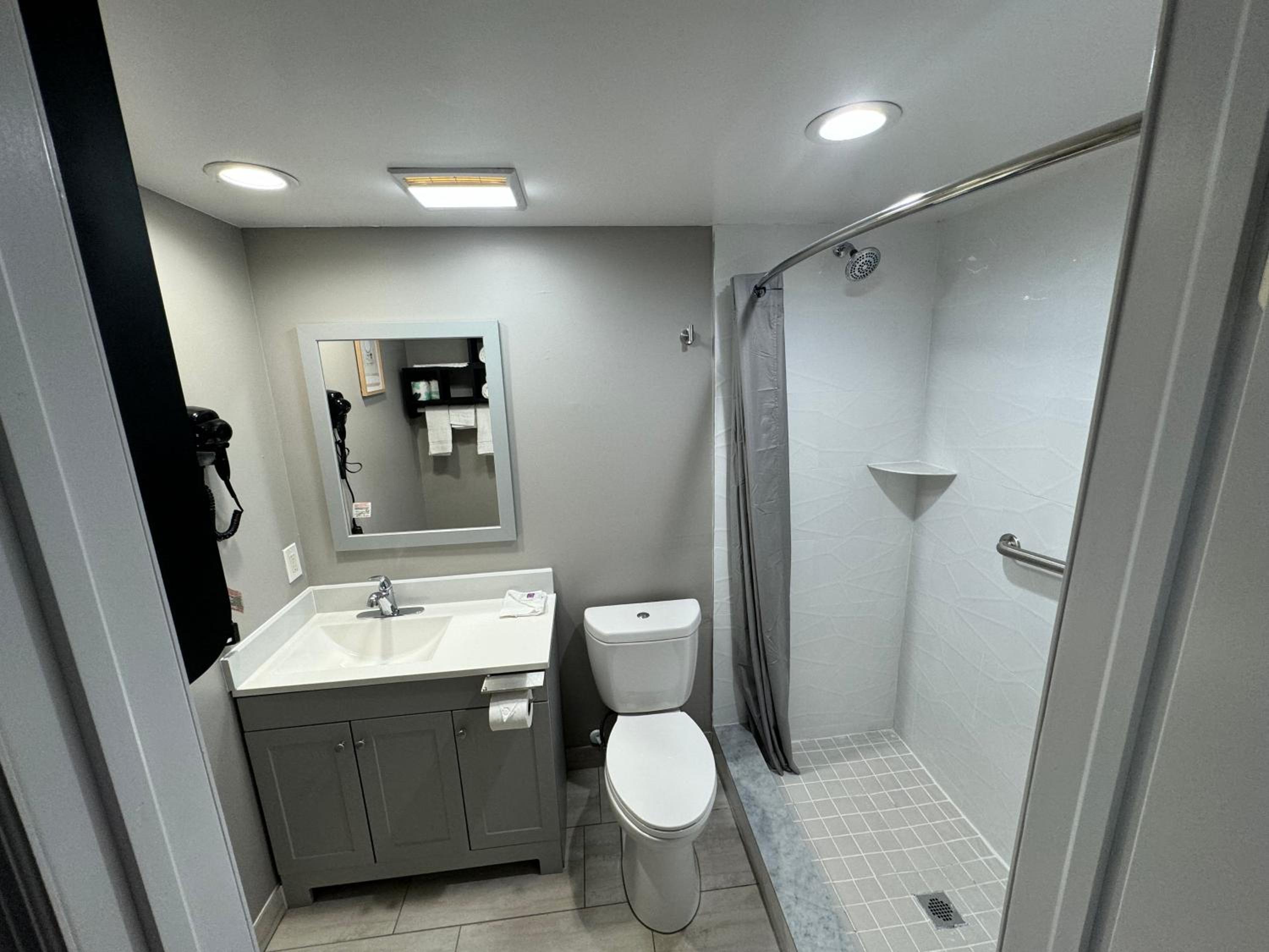 Englewood Inn & Suites