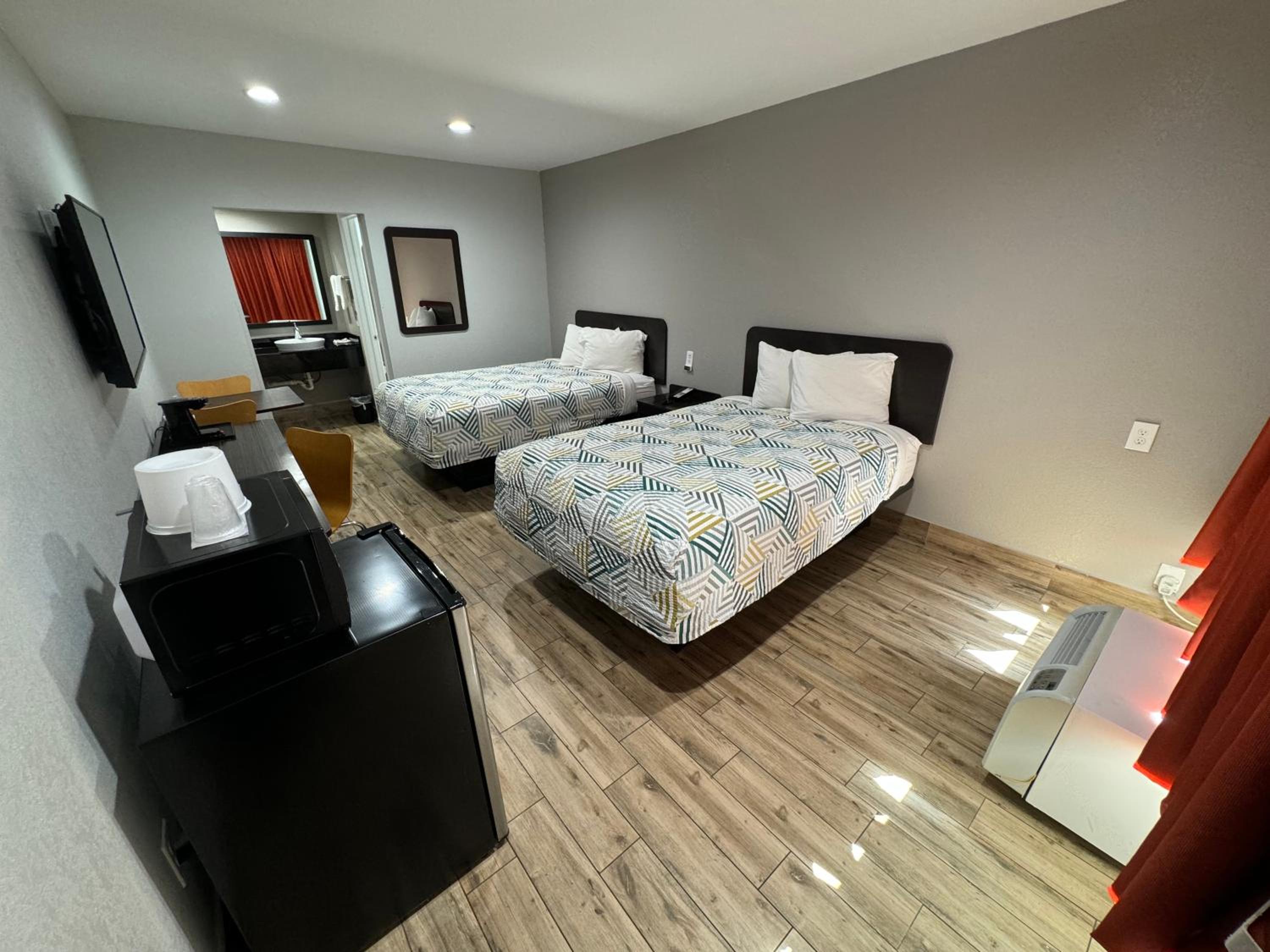 Englewood Inn & Suites