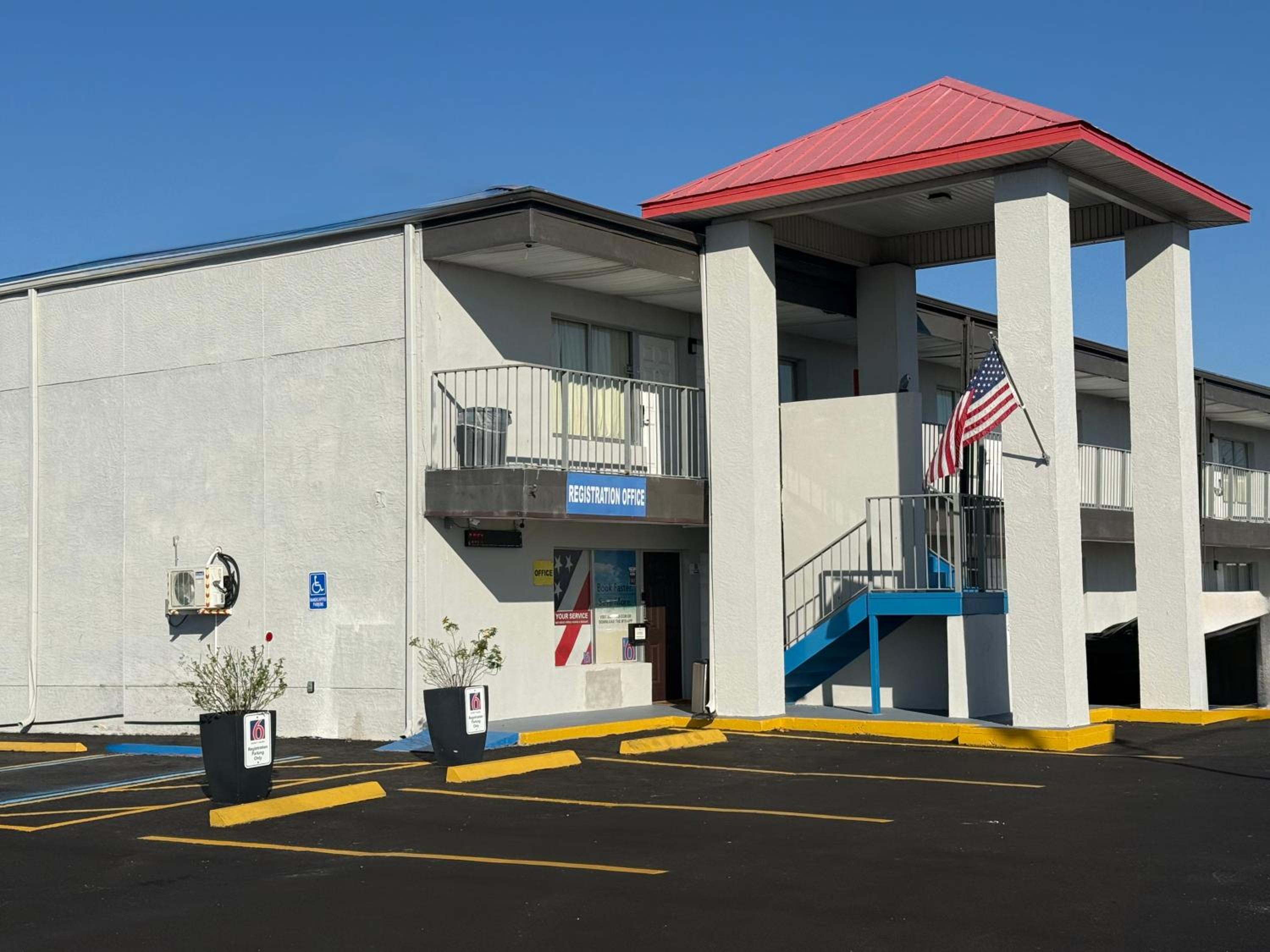 Englewood Inn & Suites