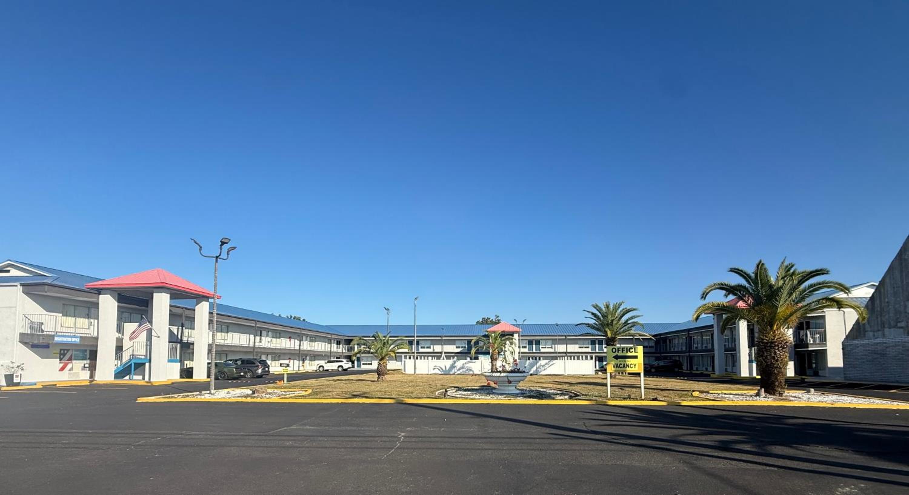 Englewood Inn & Suites