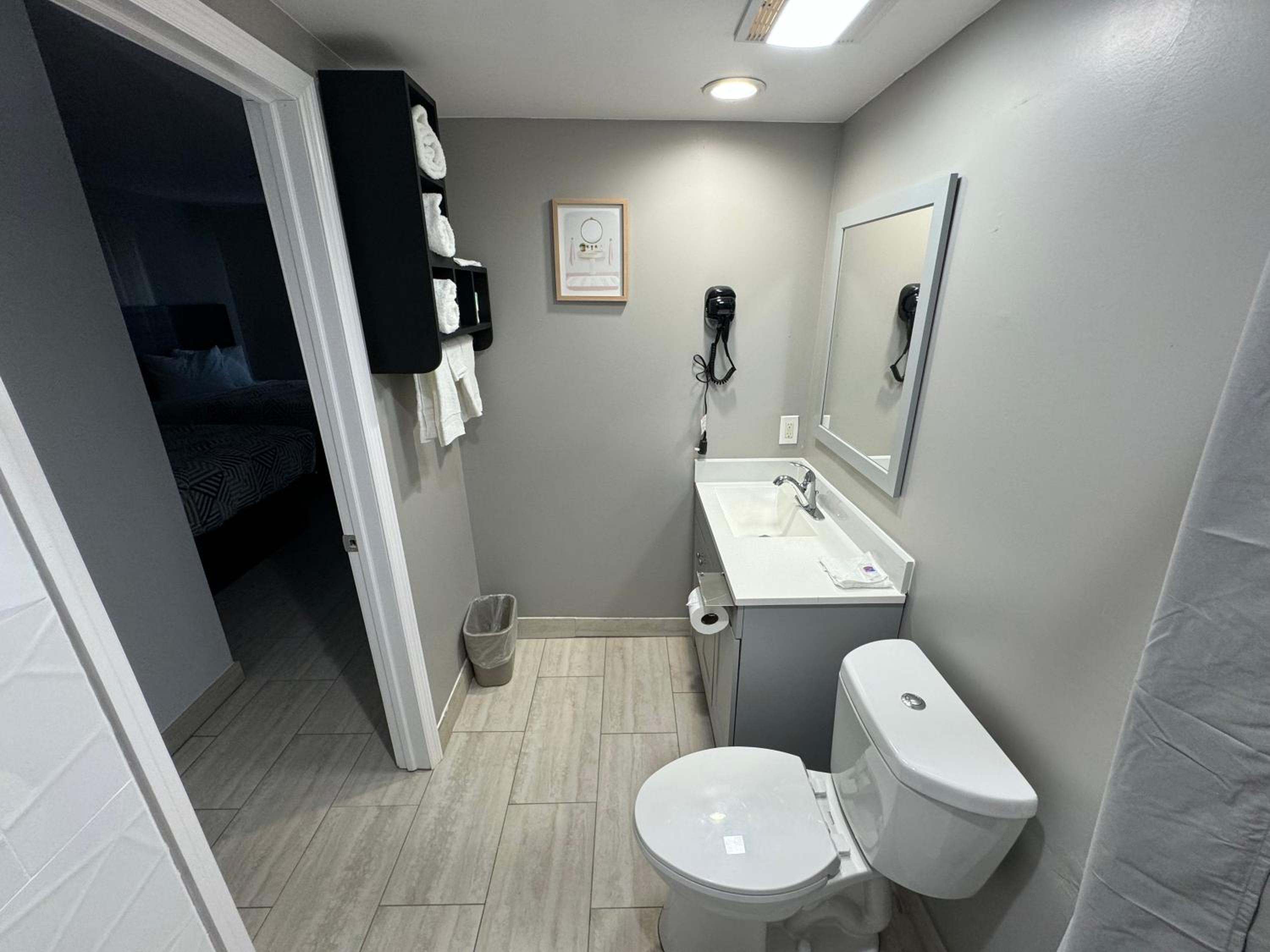 Englewood Inn & Suites