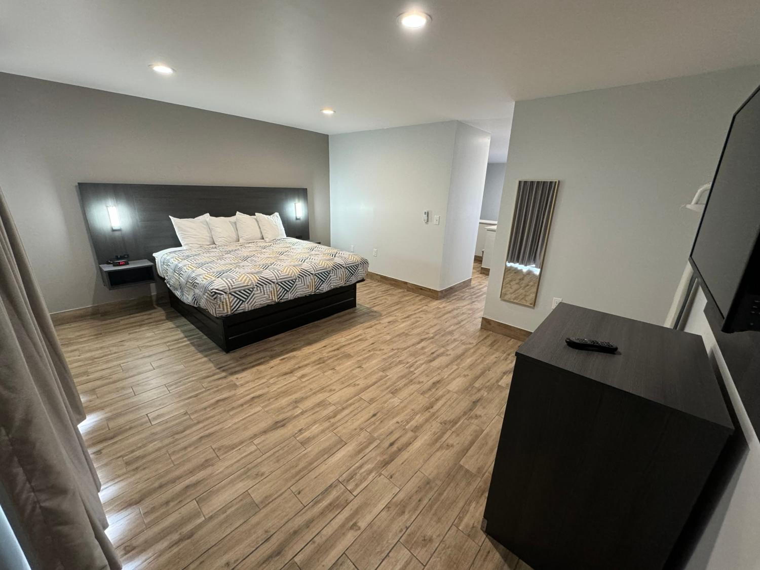 Englewood Inn & Suites