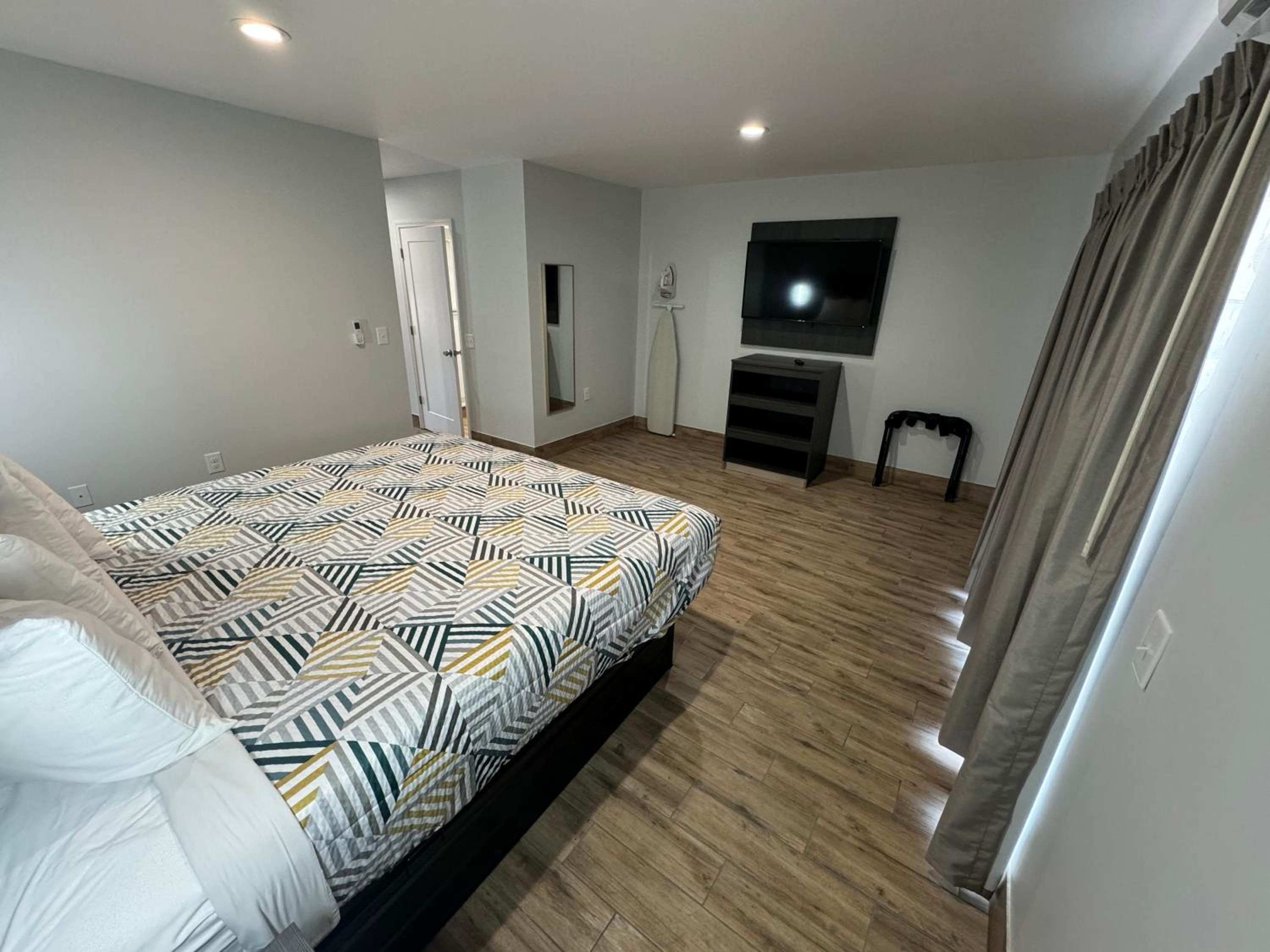 Englewood Inn & Suites
