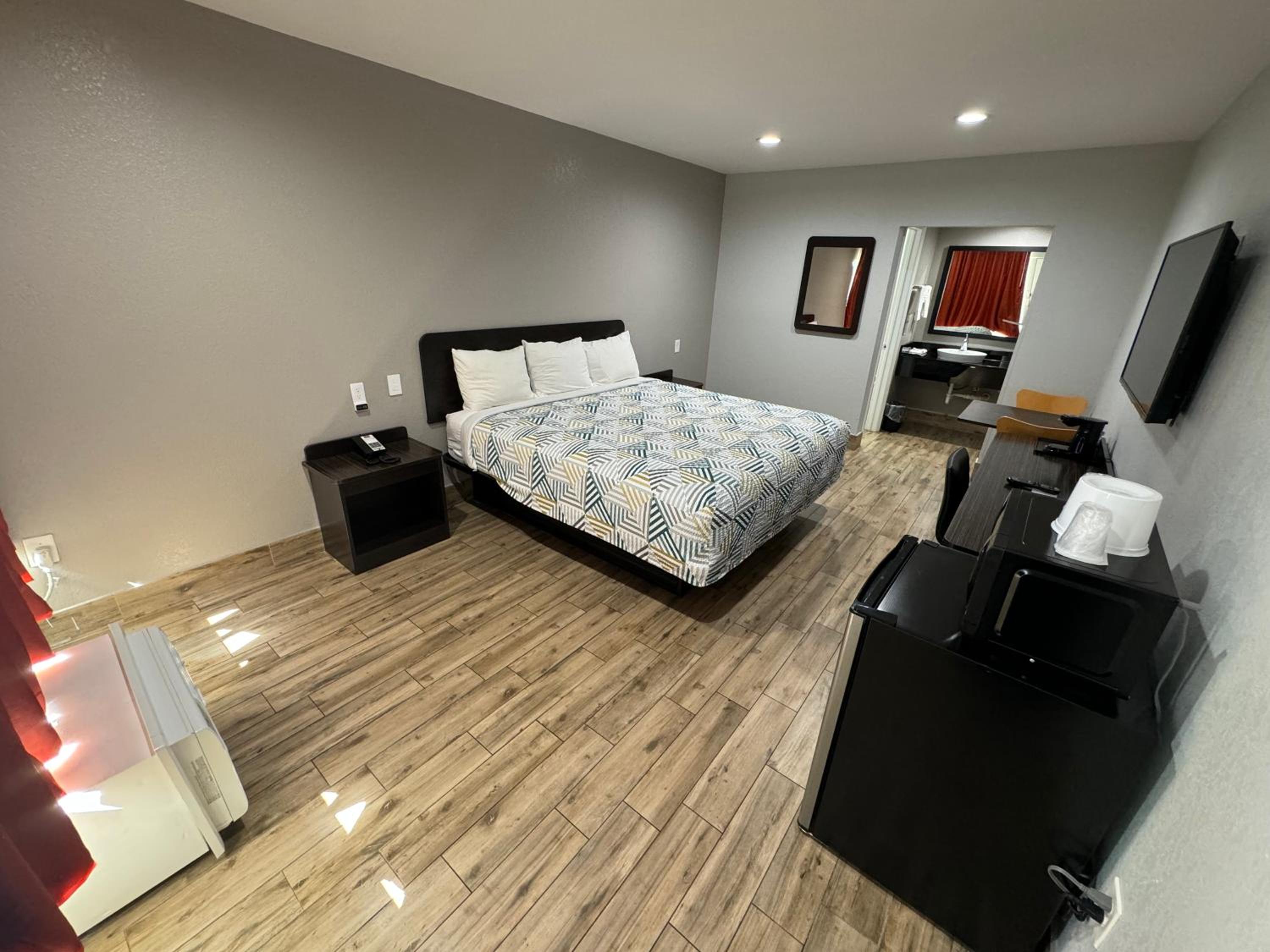 Englewood Inn & Suites