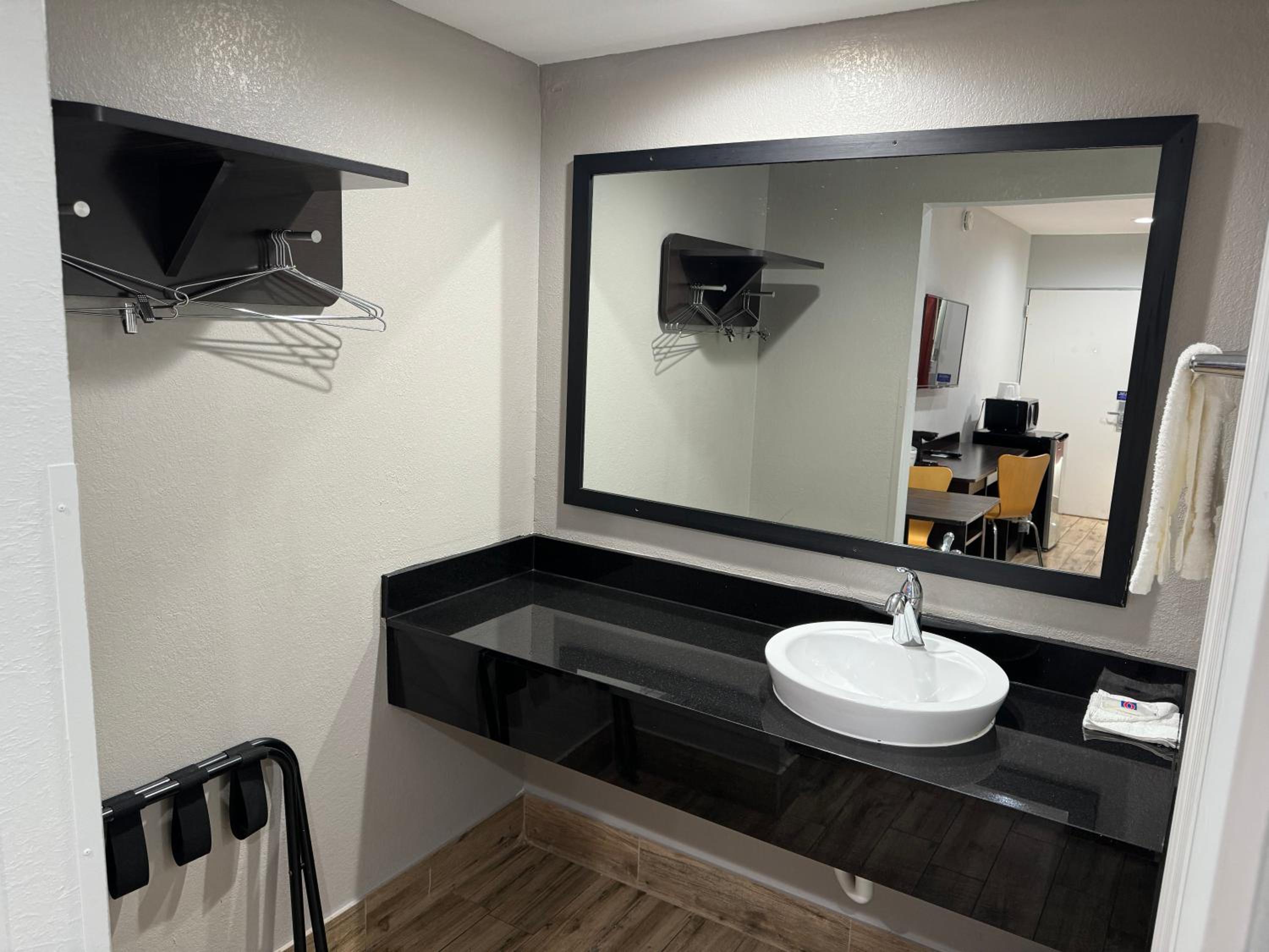 Englewood Inn & Suites