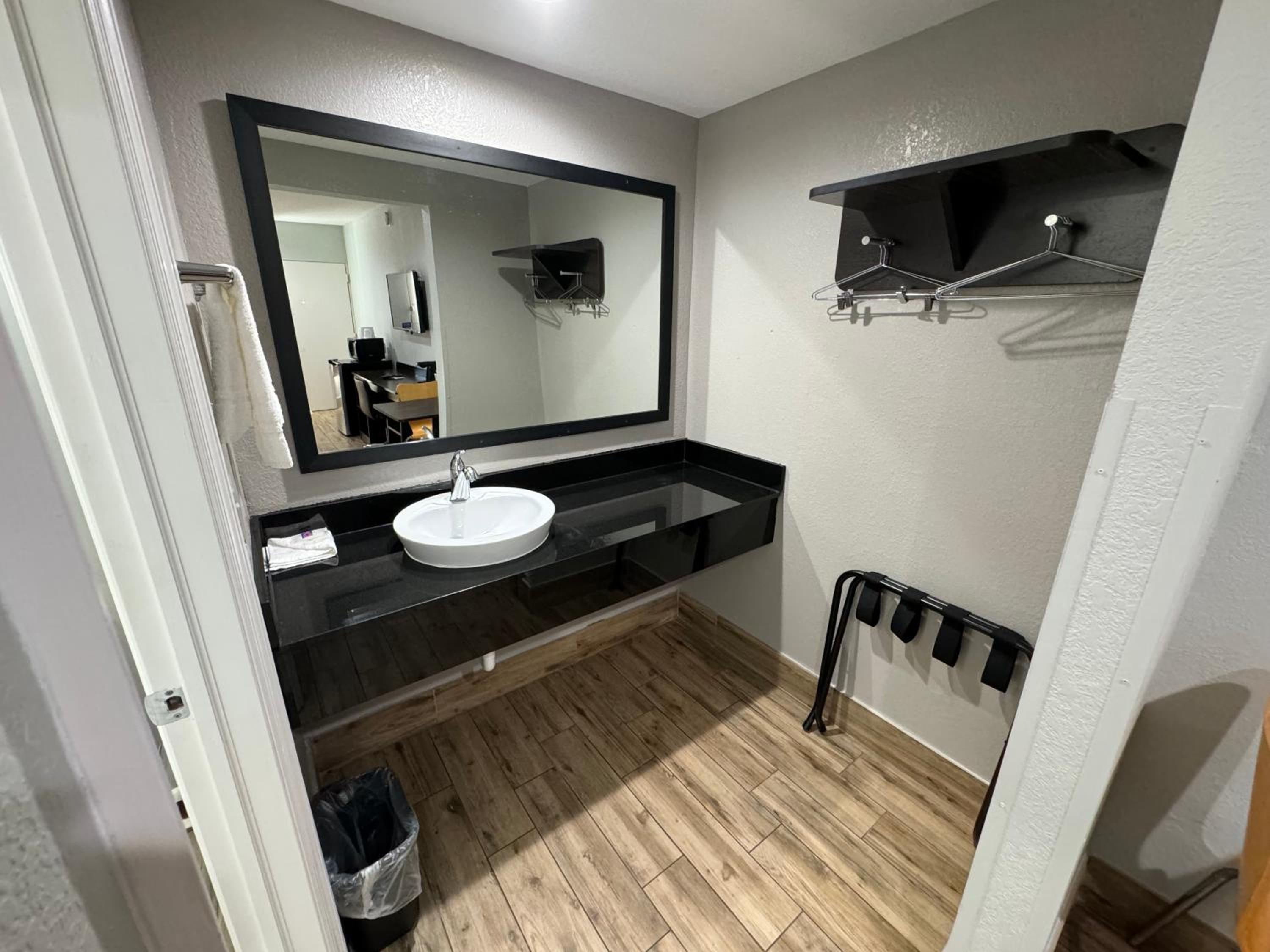 Englewood Inn & Suites
