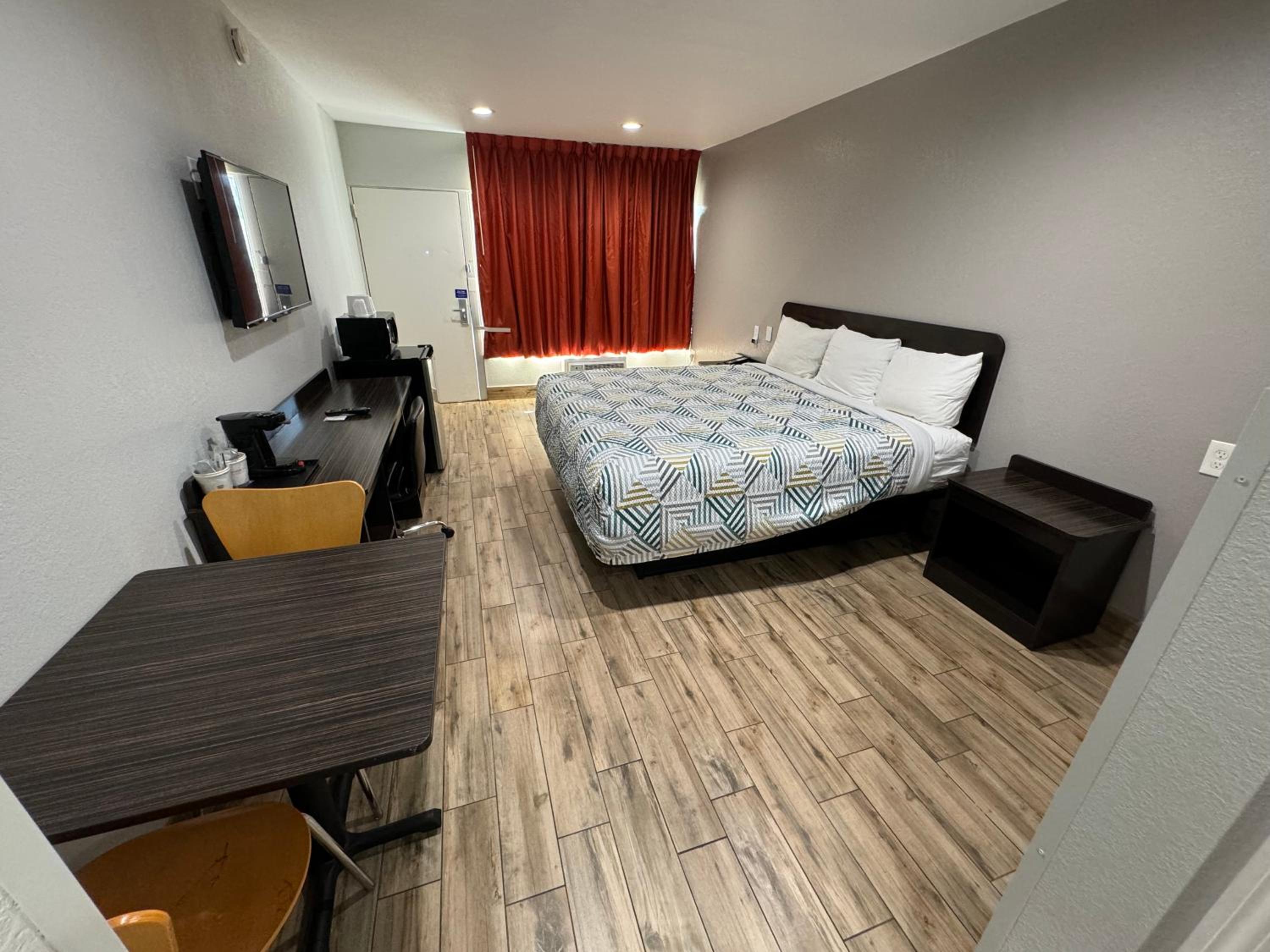 Englewood Inn & Suites