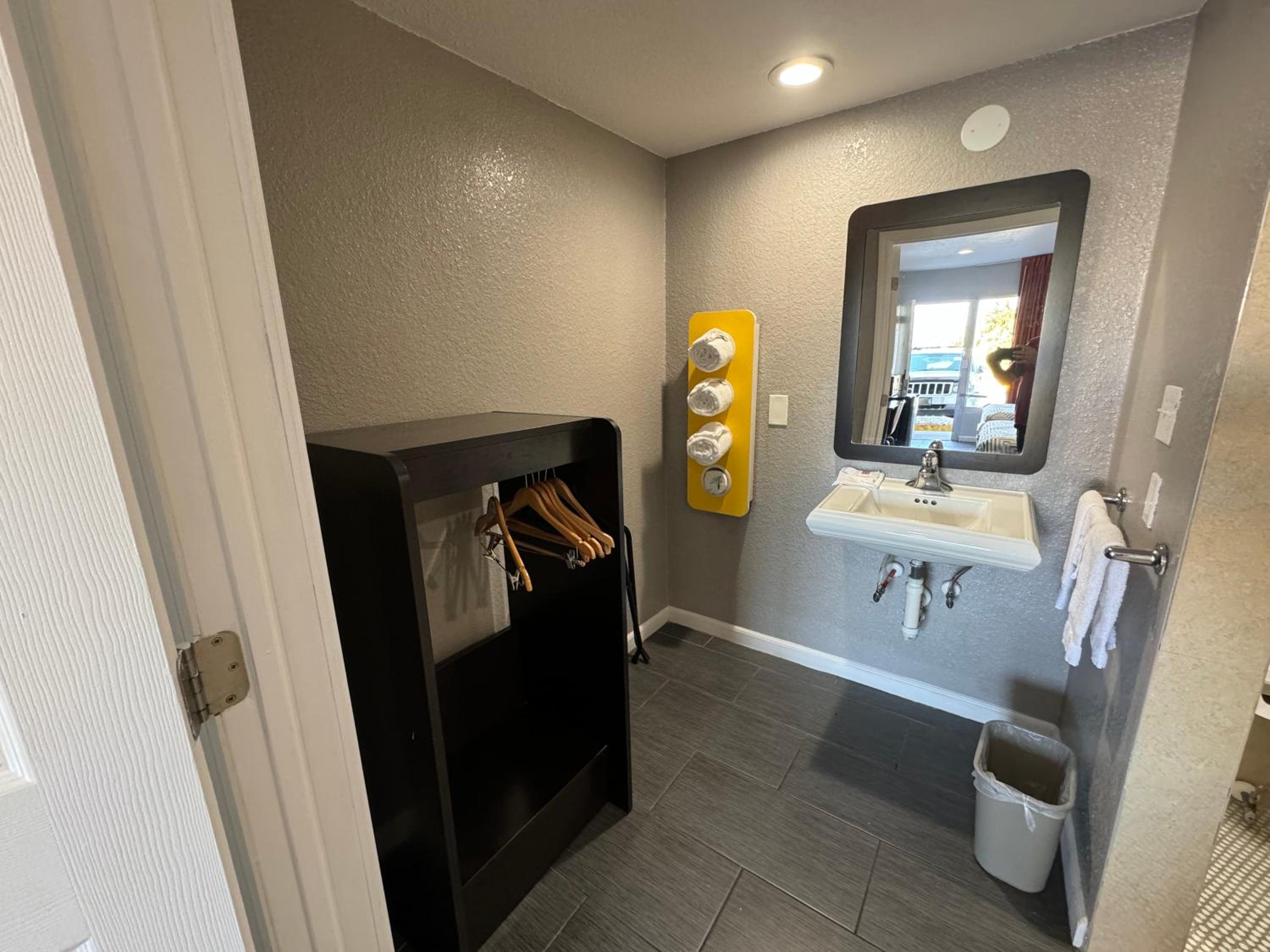 Englewood Inn & Suites