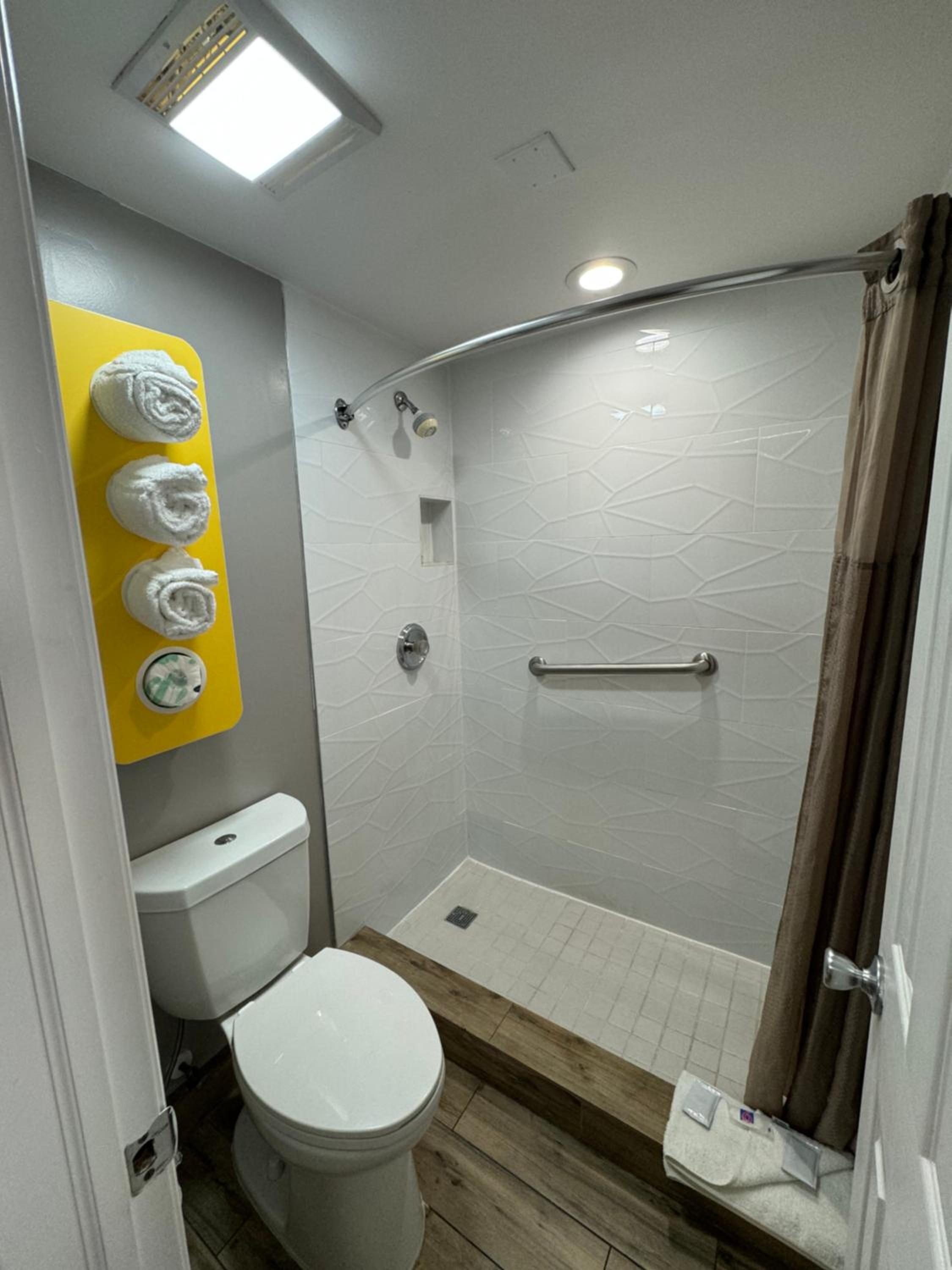 Englewood Inn & Suites