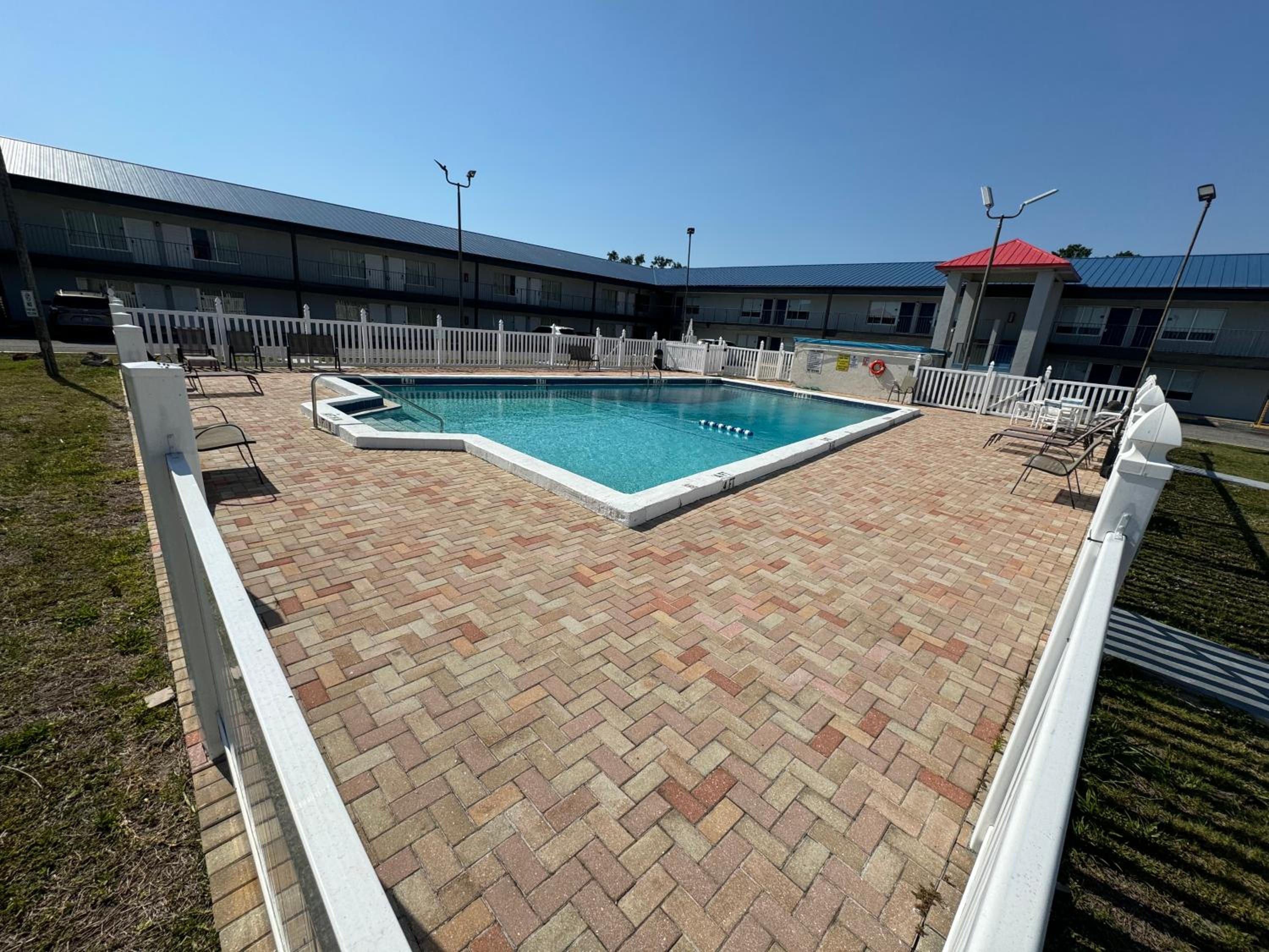 Englewood Inn & Suites