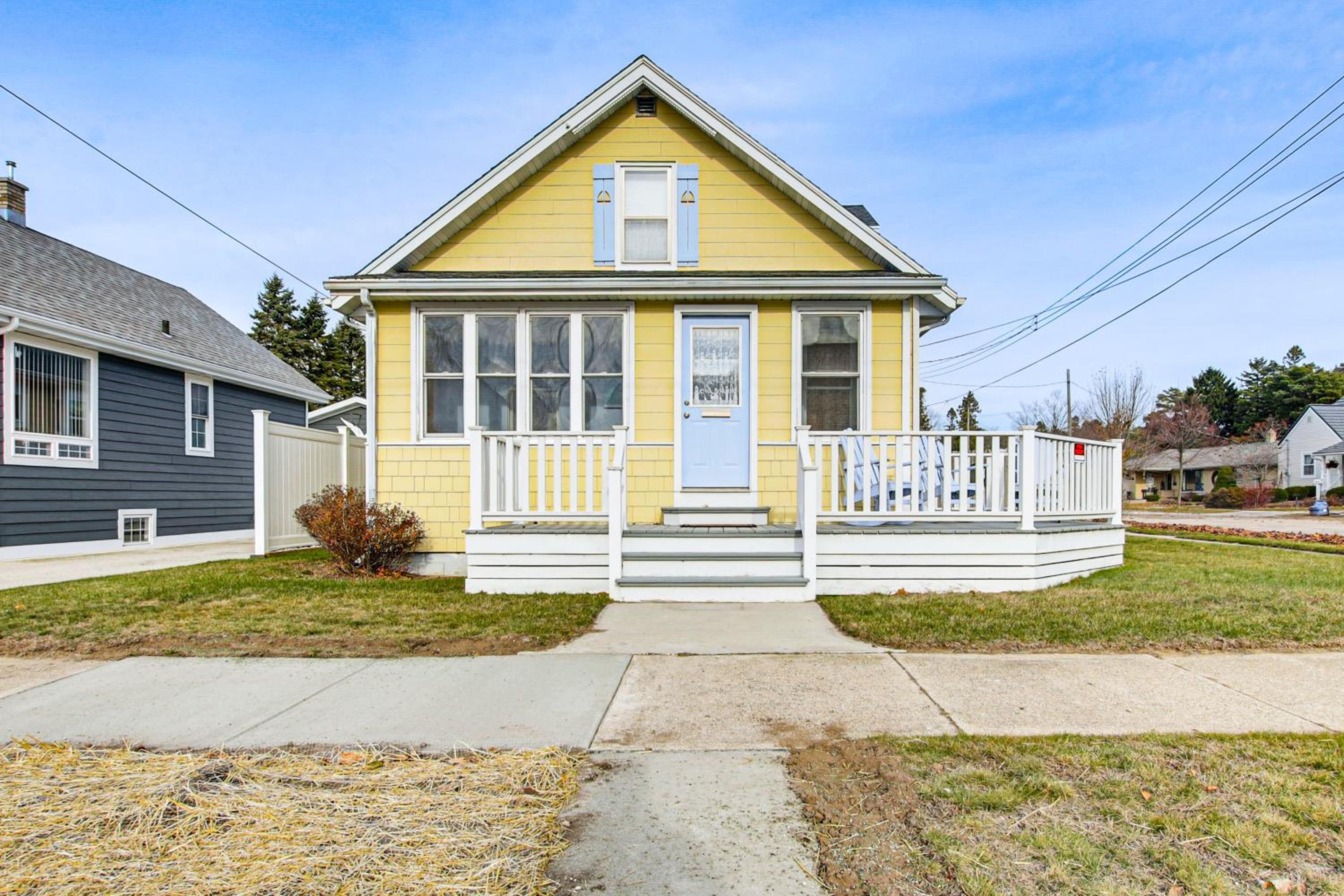 Pet Friendly! Steps to Beach - Lakeview Cottage