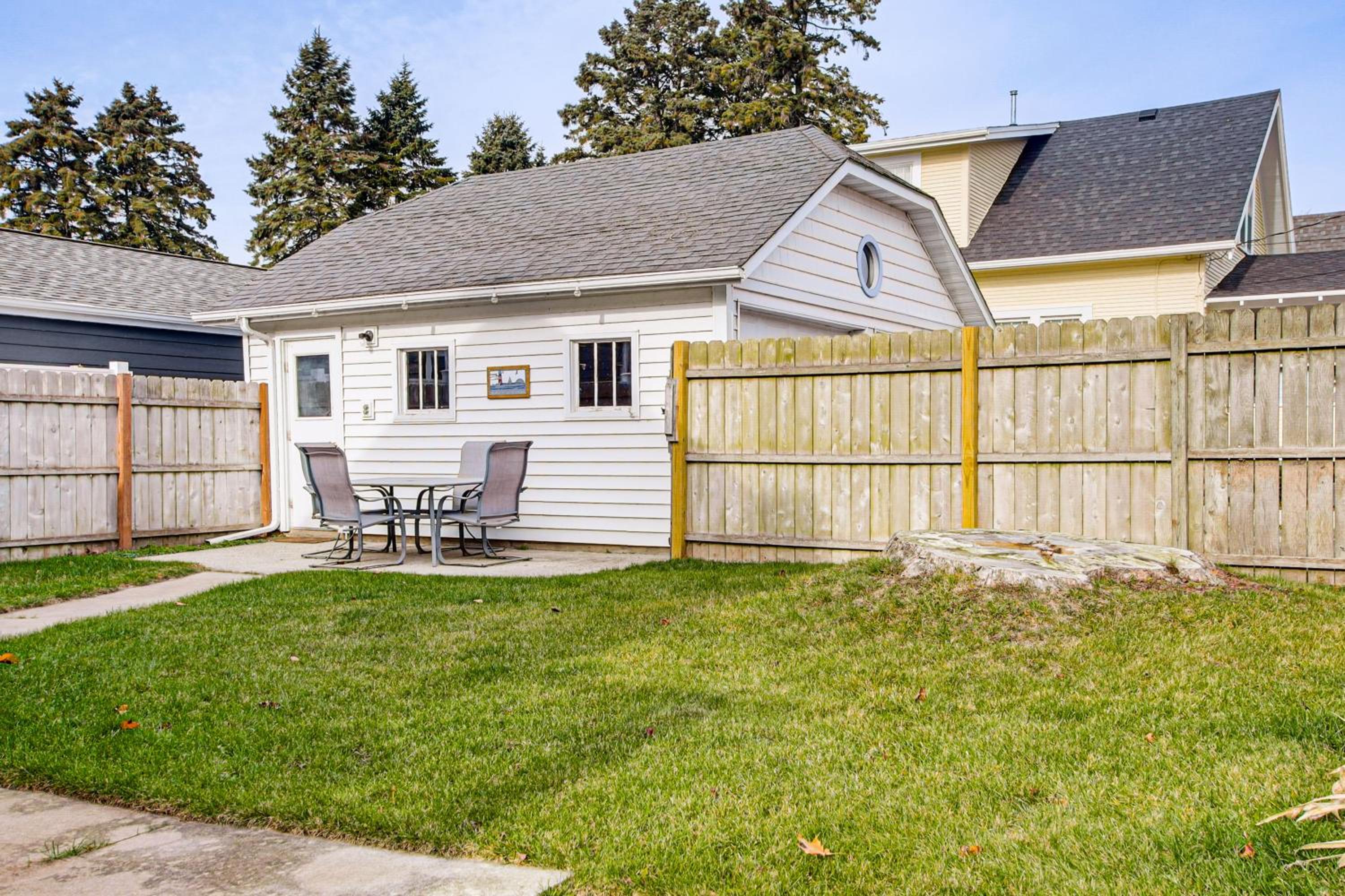 Pet Friendly! Steps to Beach - Lakeview Cottage