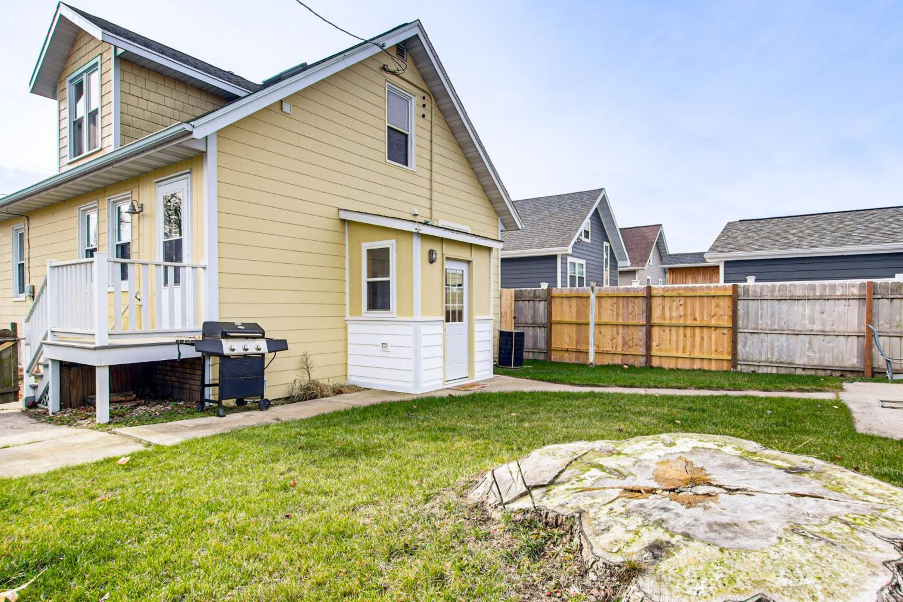 Pet Friendly! Steps to Beach - Lakeview Cottage