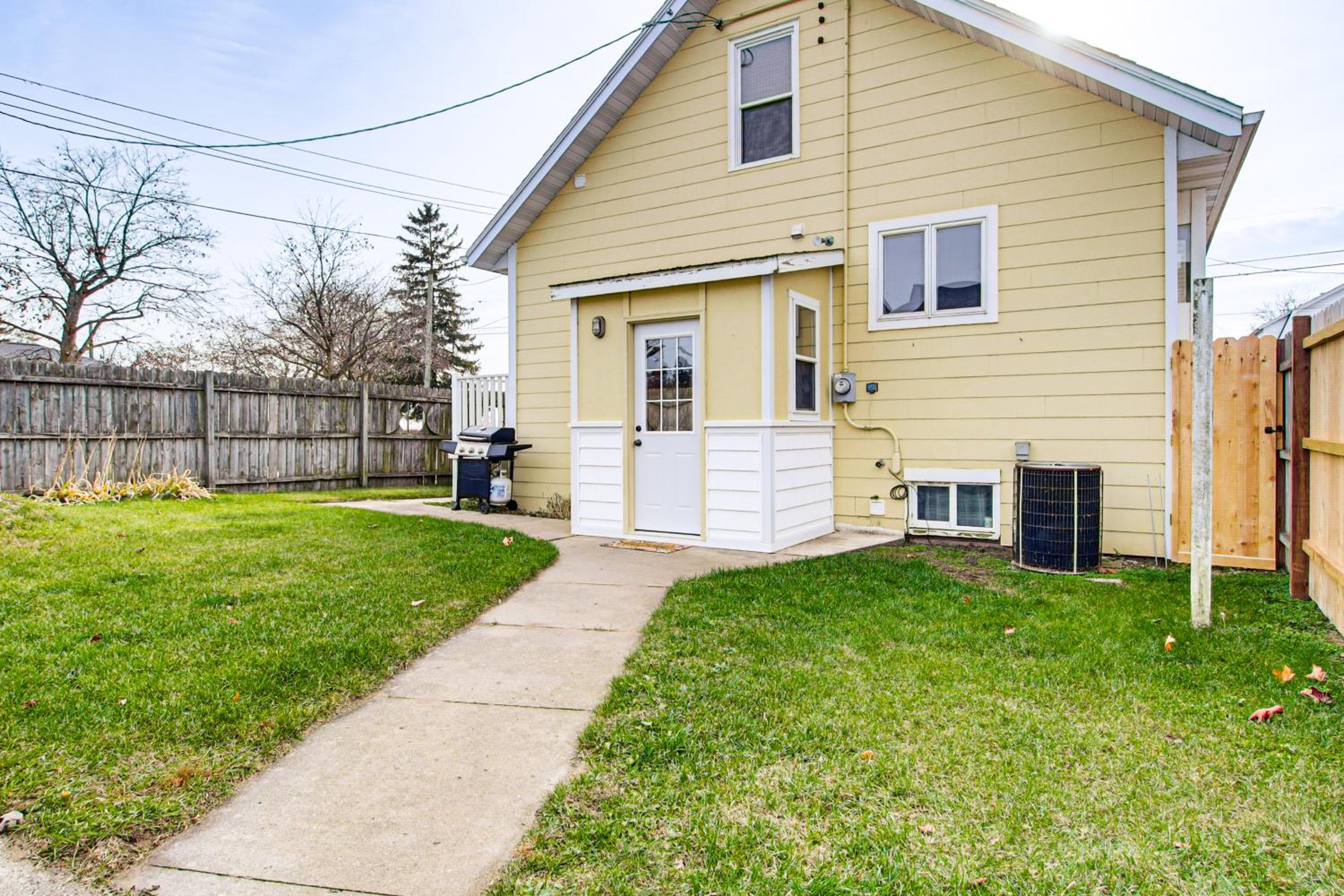 Pet Friendly! Steps to Beach - Lakeview Cottage
