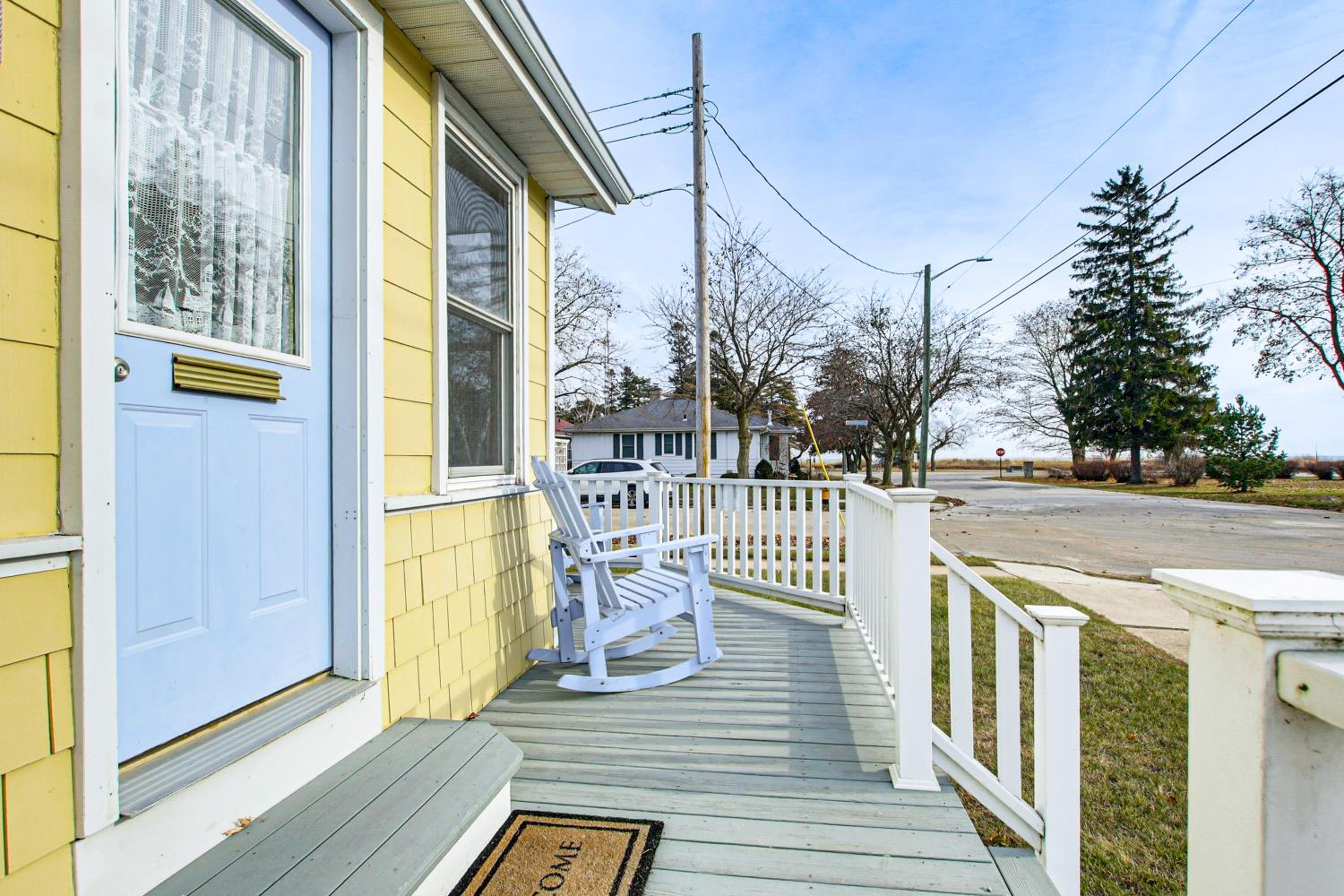 Pet Friendly! Steps to Beach - Lakeview Cottage