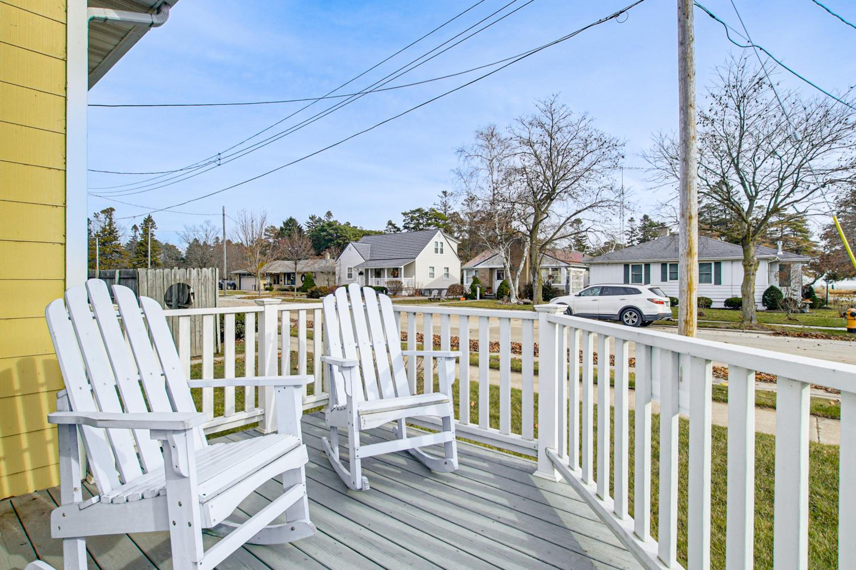 Pet Friendly! Steps to Beach - Lakeview Cottage