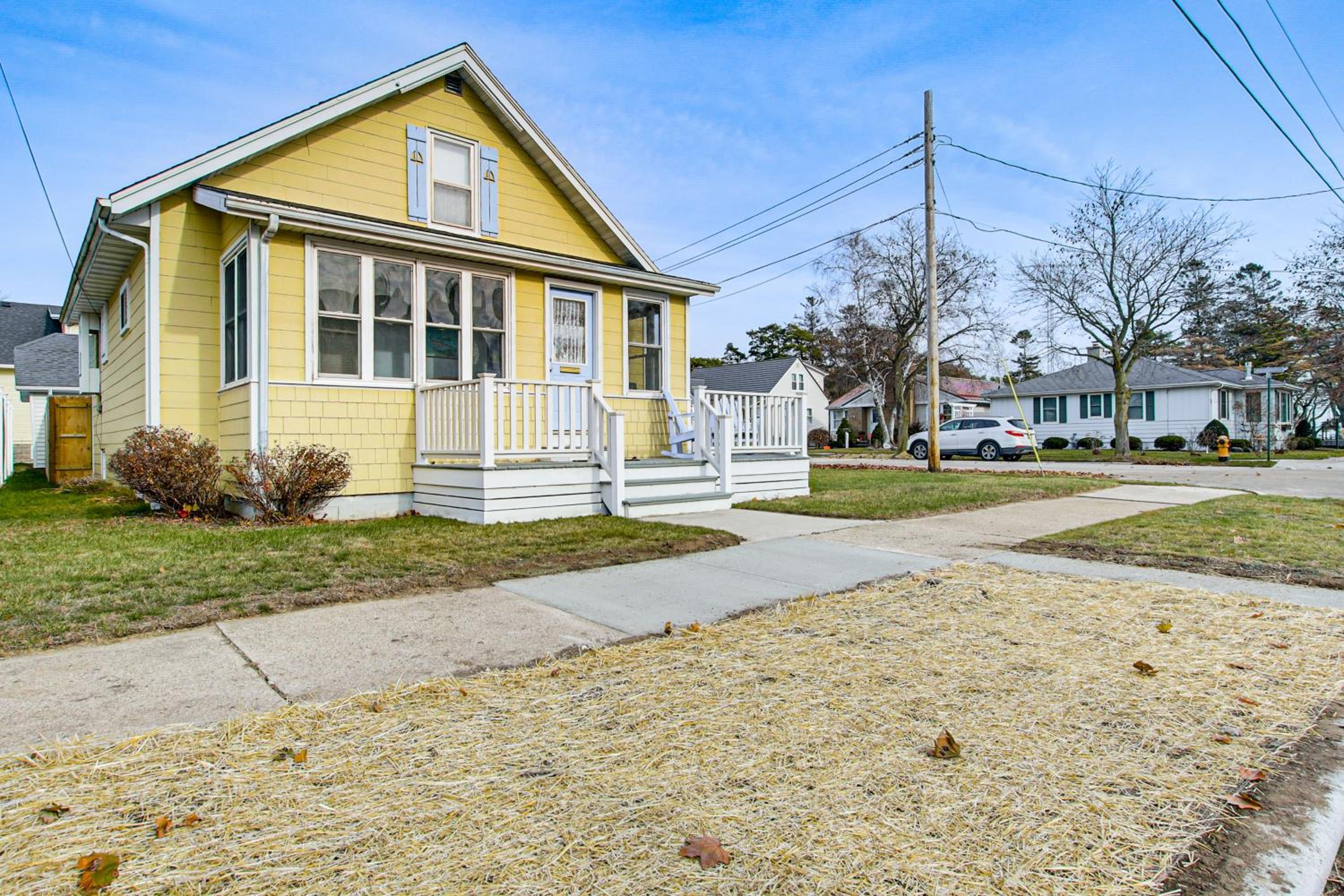 Pet Friendly! Steps to Beach - Lakeview Cottage