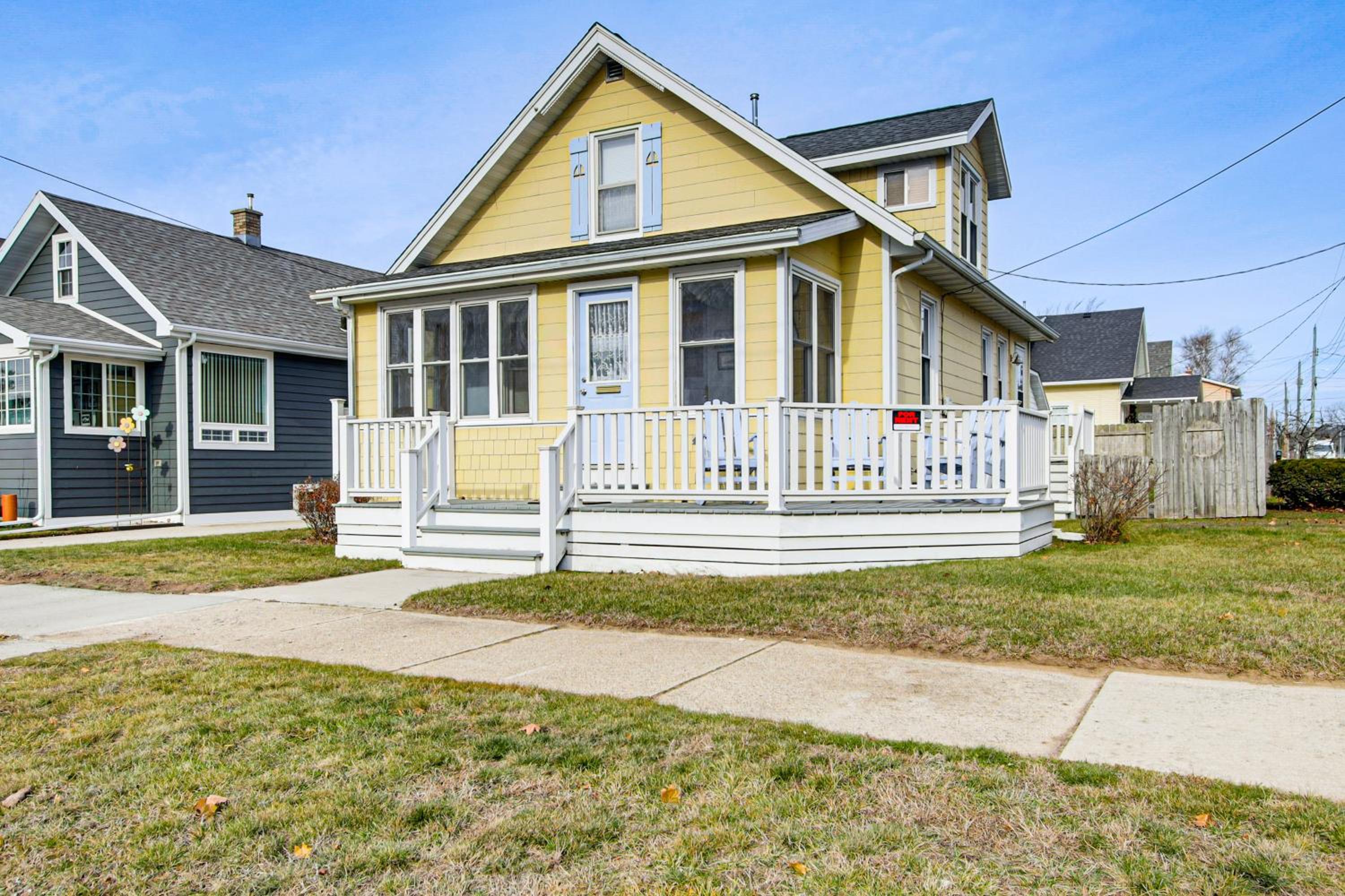 Pet Friendly! Steps to Beach - Lakeview Cottage