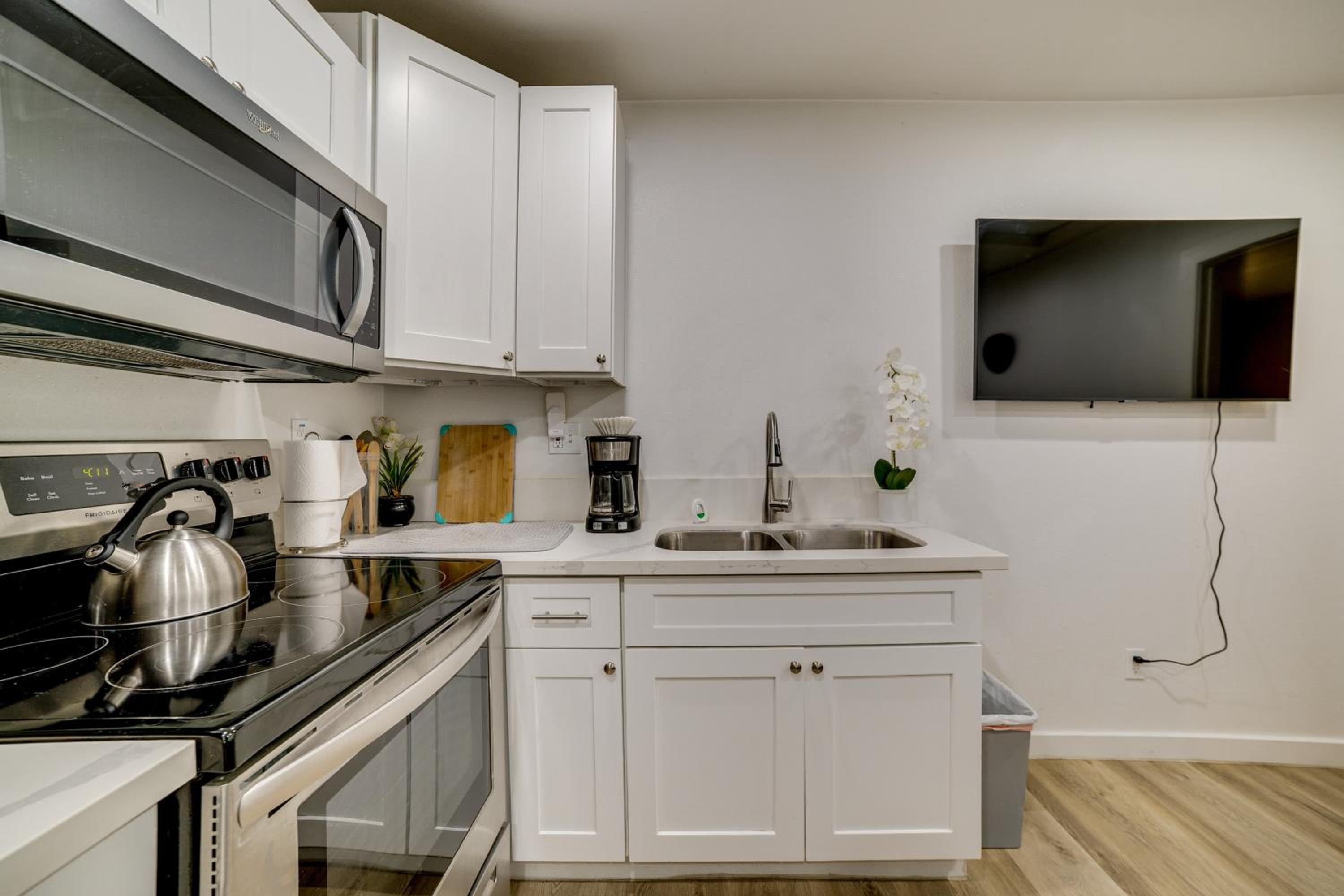 10 Mi to Riverside! Apt Near RUHS Medical Center